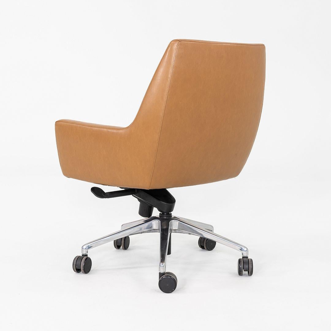 2016 Bernhardt Designs Cardan Schreibtischstuhl in Tan Leder mit pneumatischer Basis (21. Jahrhundert und zeitgenössisch) im Angebot