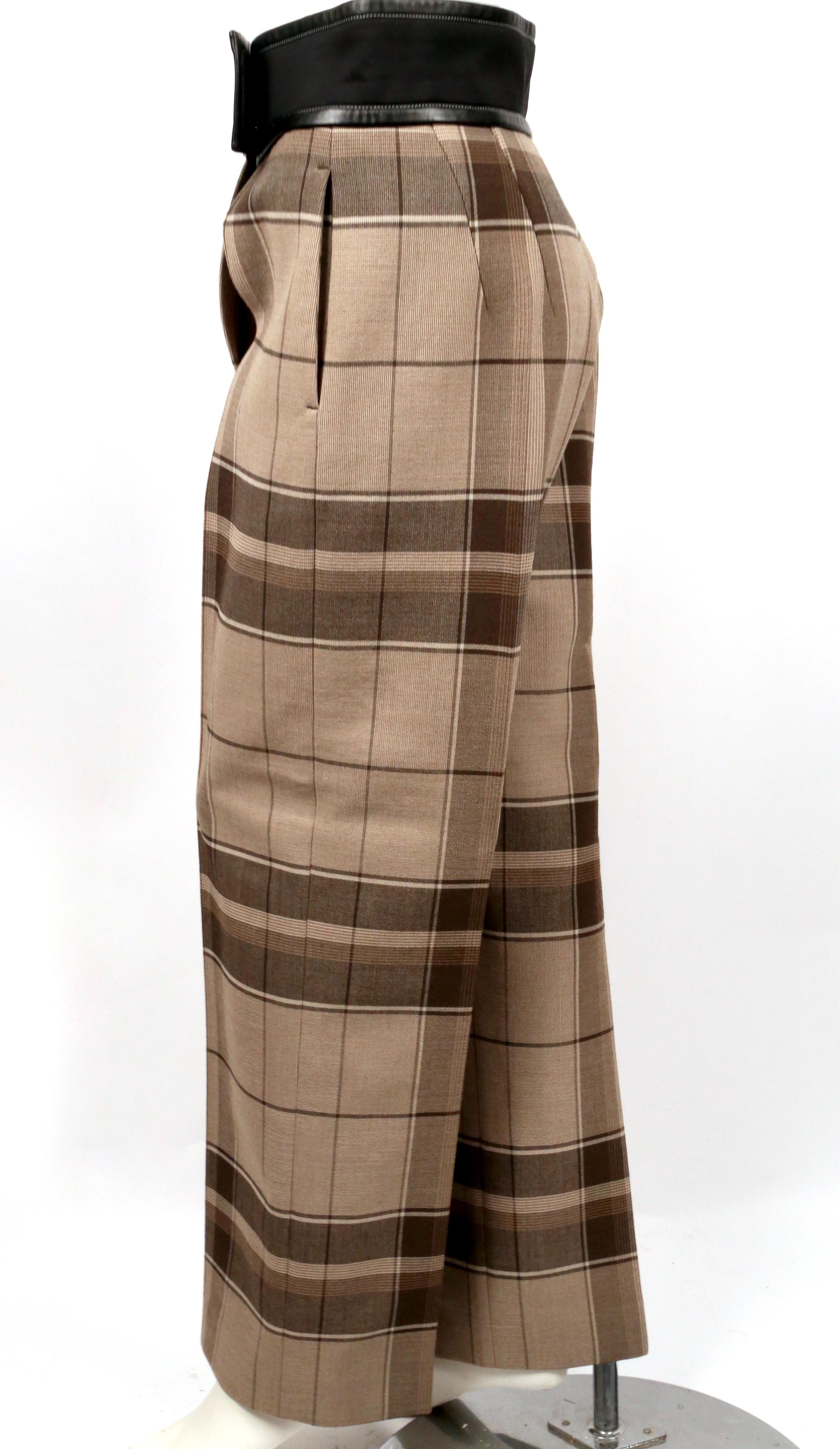Pantalon oversize en laine écossaise avec ceinture enveloppante unique garnie de cuir, conçu par Phoebe Philo exactement comme vu sur le défilé du printemps 2016. Taille française 36. Mesures approximatives : taille 29-31