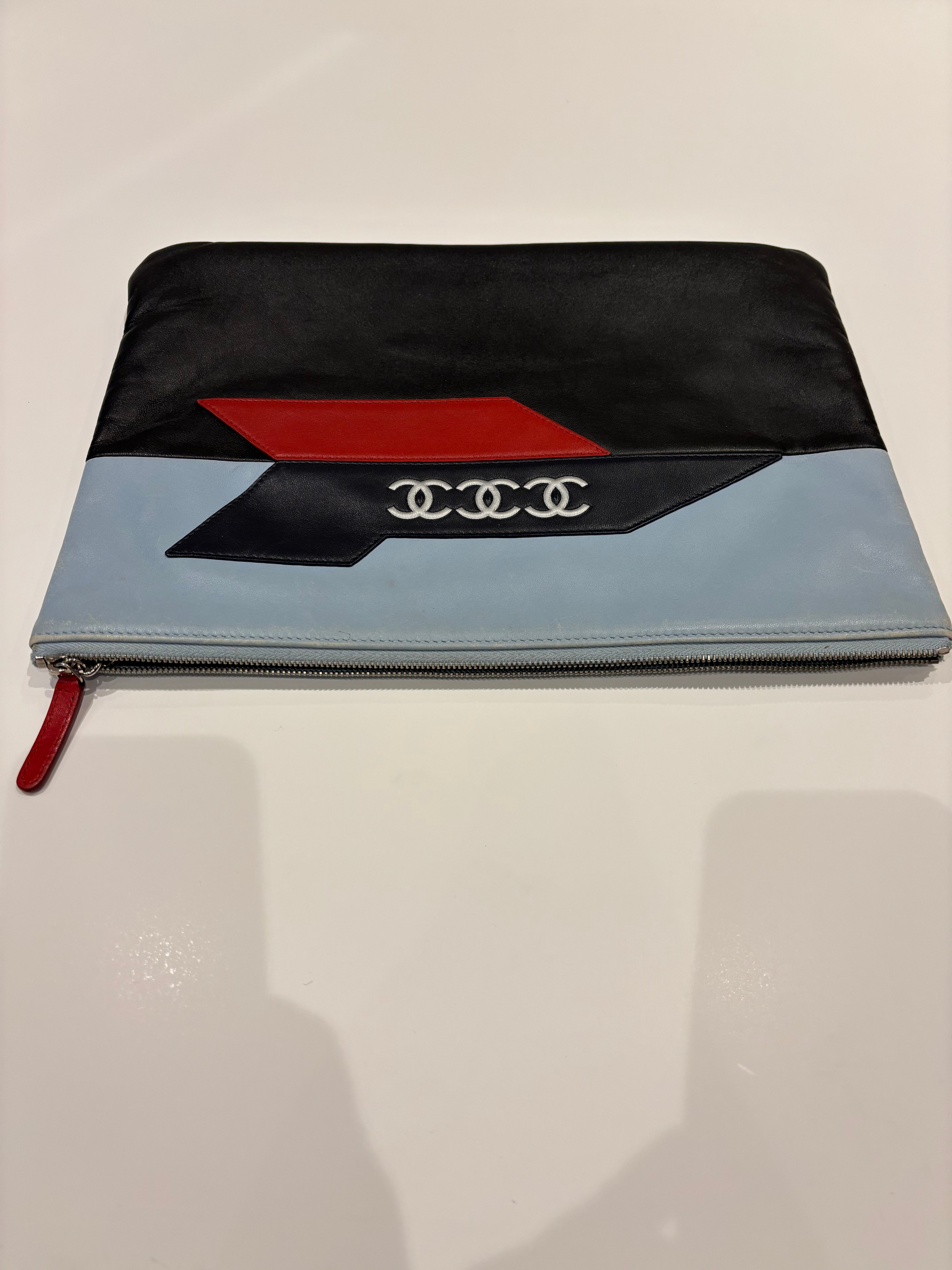 Tan original bolso Chanel 2016-17 Airline Lambskin negro, rojo, blanco y azul, con multiusos que puede utilizarse como bolsa, funda para iPad y clutch. Tiene tres grandes CC blancas en la parte delantera, un amuleto CC triangular de resina y un