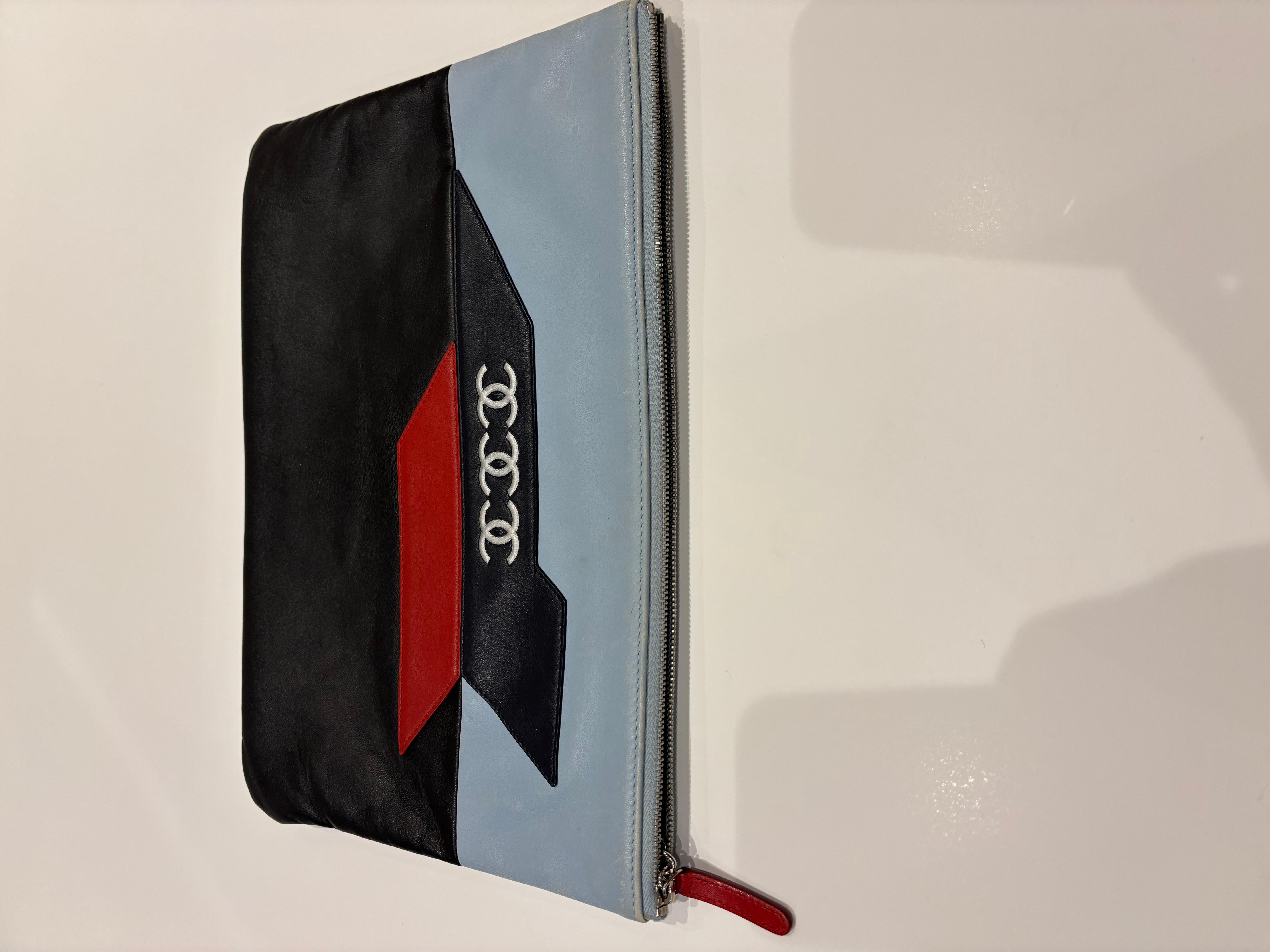 2016 CHANEL Airline Bolsa de piel de cordero multicolor/ Funda para IPad/Clutch c/Certificado de intrusión en Bueno estado para la venta en Port Hope, ON
