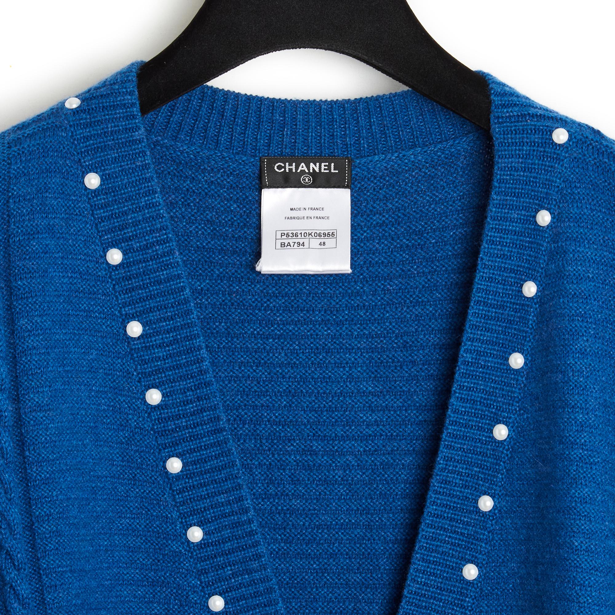 2016 Chanel Strickjacke aus Baumwolle und Kaschmir mit blauen Perlen FR44/48 (Blau) im Angebot