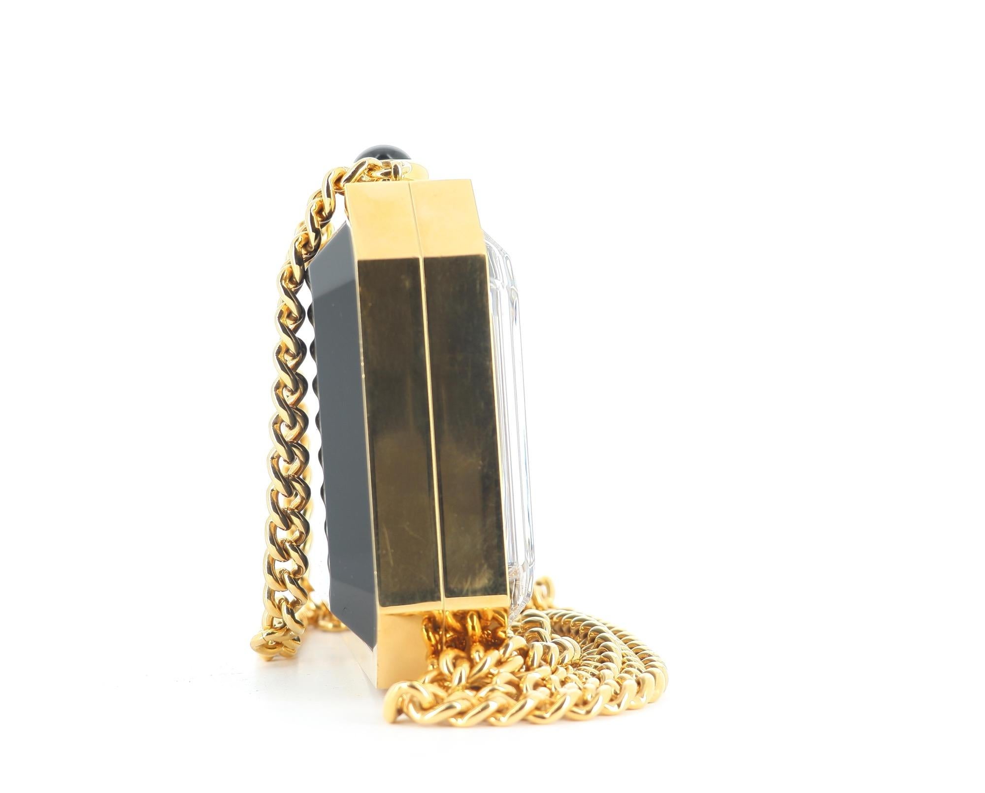Pochette Chanel Premiere 2015
Accessori in metallo color oro.
In buone condizioni, presenta alcuni leggeri segni di usura (leggero graffio nella parte anteriore).
Non ci sono ologrammi all'interno, questo tipo di pochette è semplicemente inciso al
