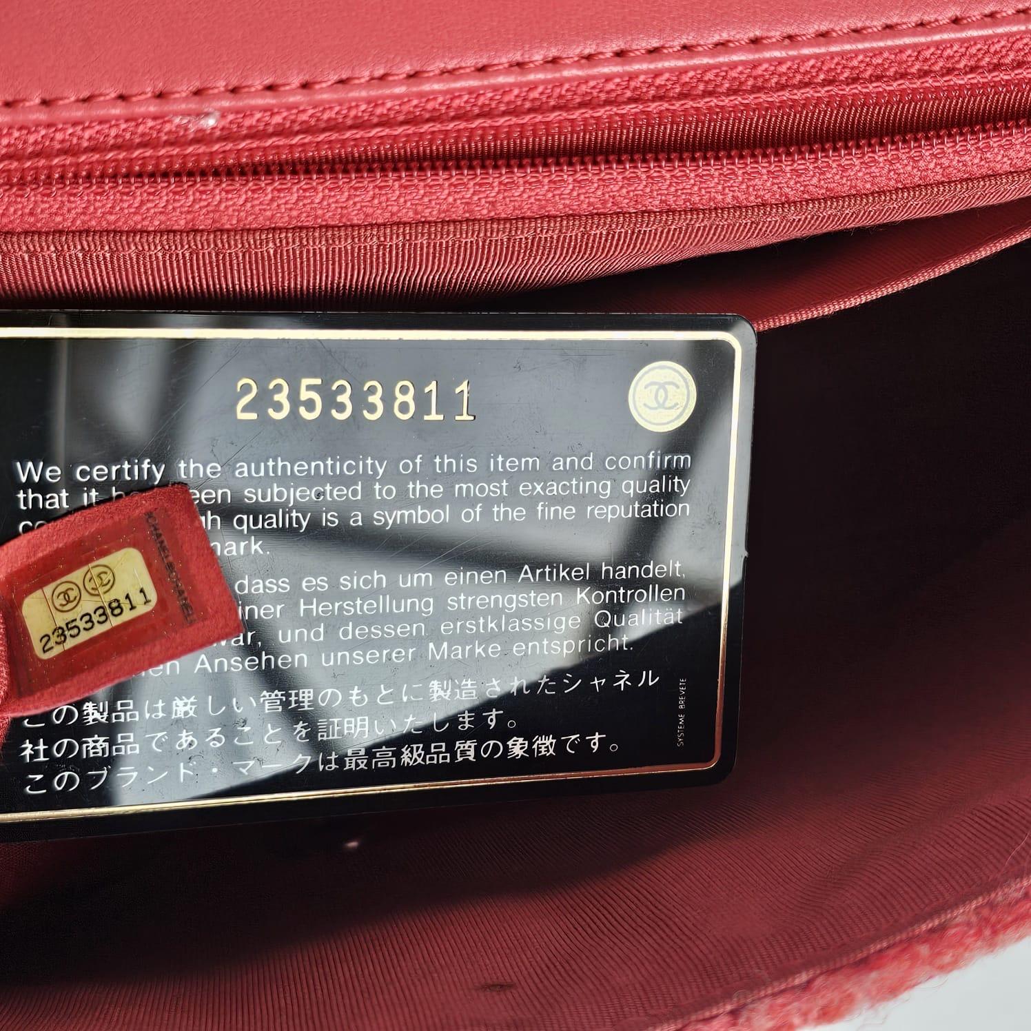 Chanel collector flapbag in jumbo red patchwork. Beautiful bag for casual wear. Slight wear and fabric pull on the fabric due to wear and storage. Series 23. Comes with its holo, card and dust bag. 