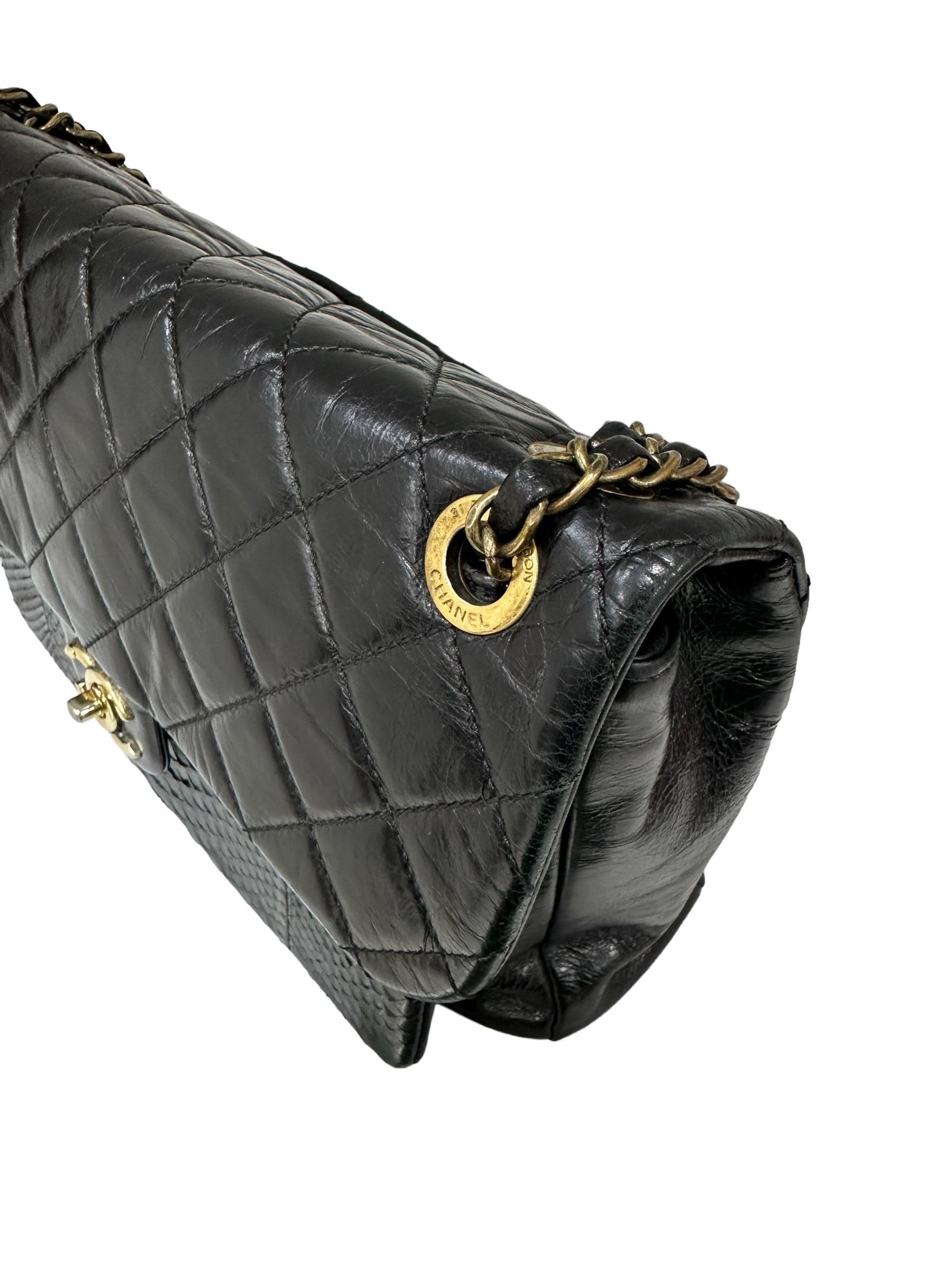 Chanel - Sac à bandoulière à rabat moyen Urban Mix en cuir matelassé noir et python en vente 9