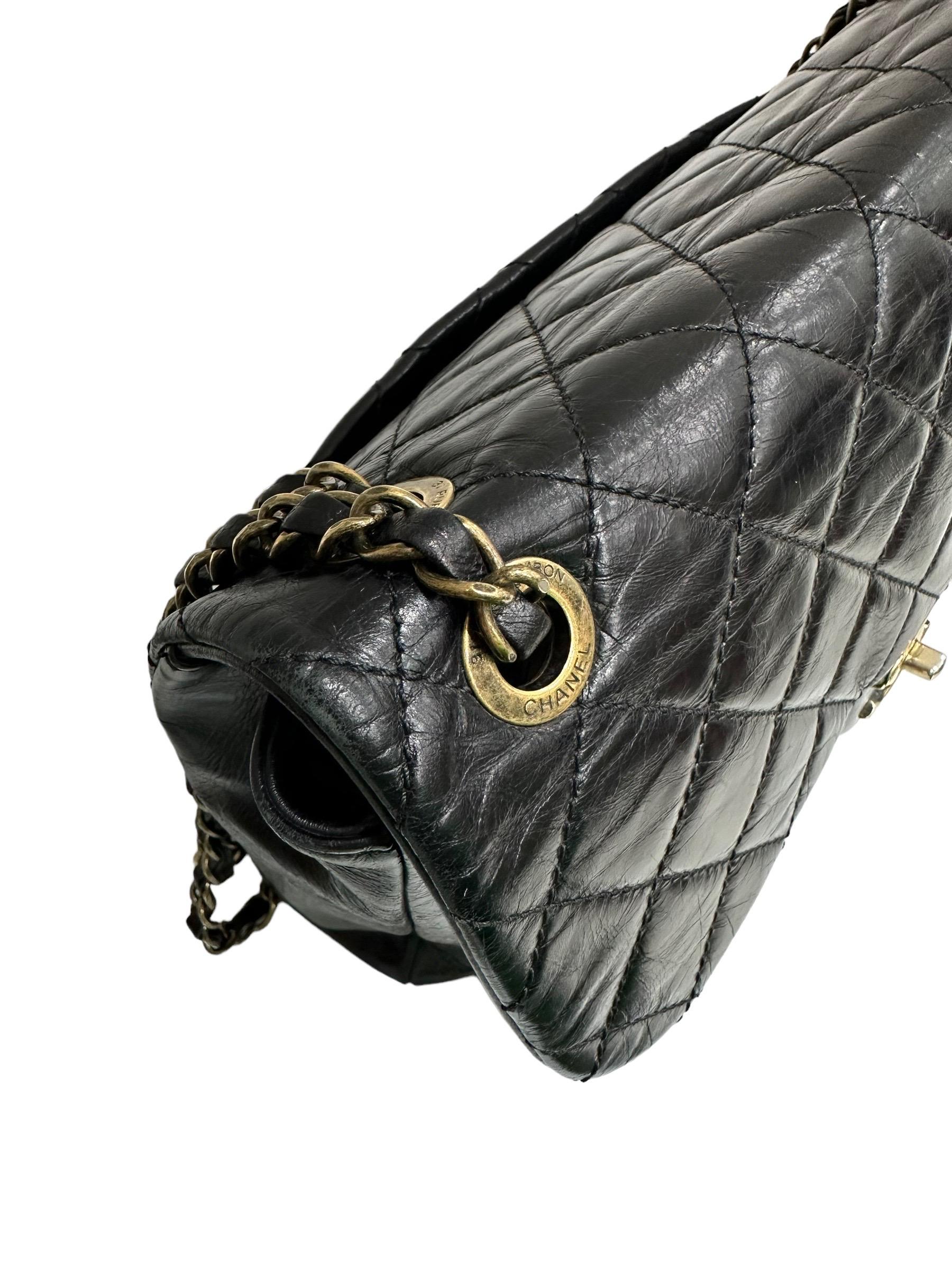 Chanel - Sac à bandoulière à rabat moyen Urban Mix en cuir matelassé noir et python en vente 10