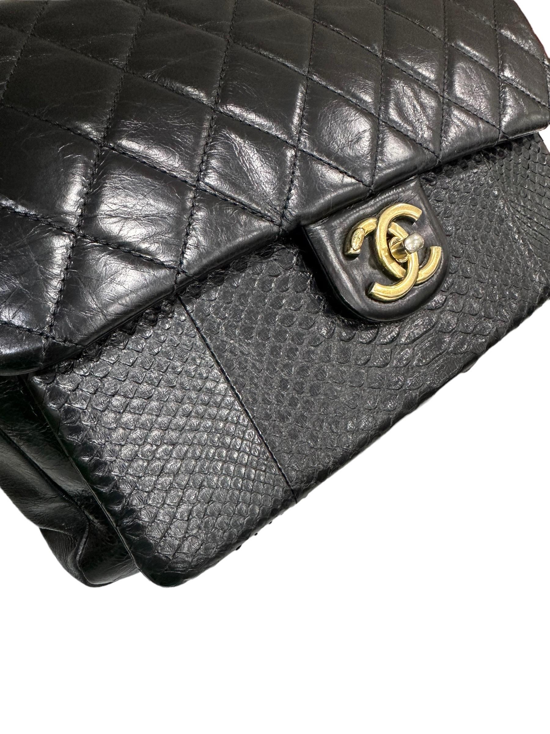 Chanel - Sac à bandoulière à rabat moyen Urban Mix en cuir matelassé noir et python en vente 11