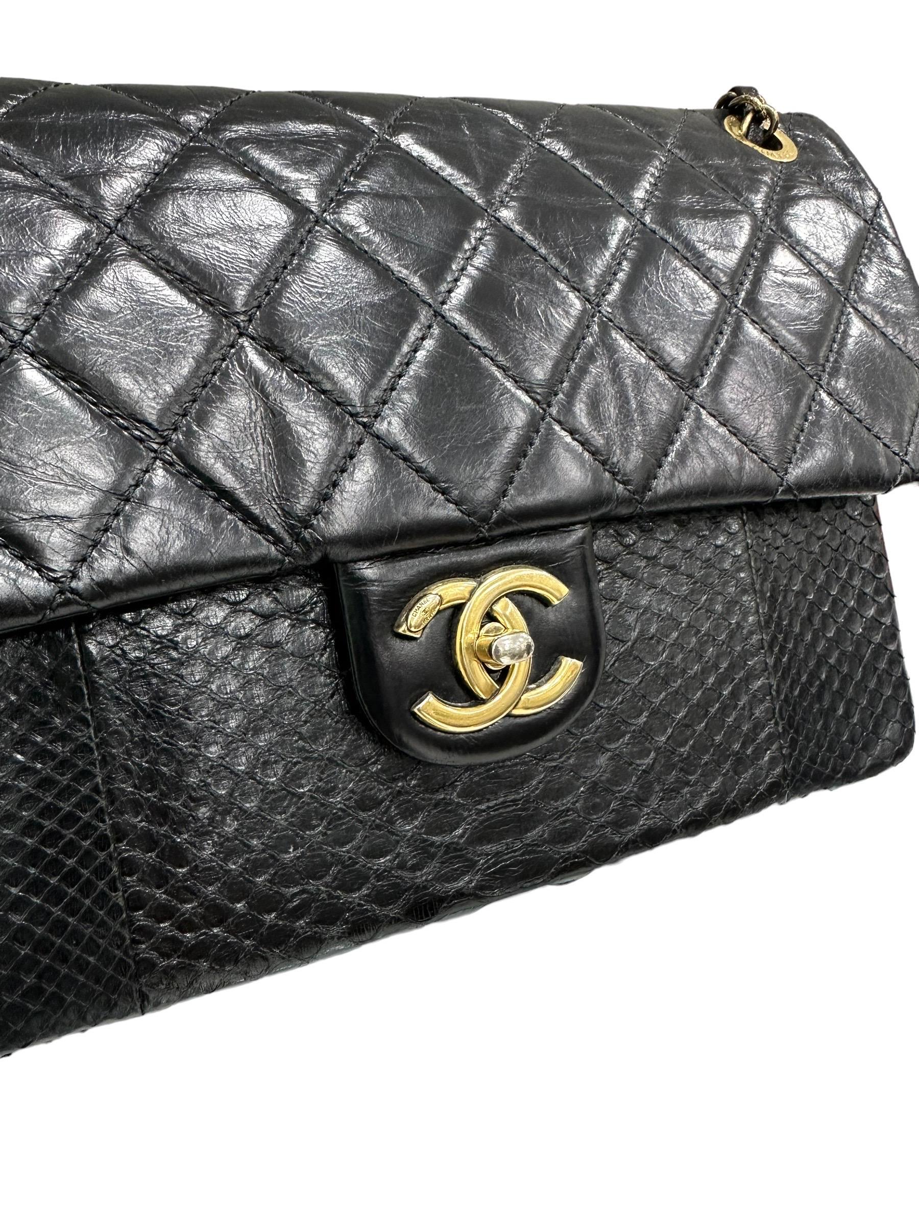 Le sac à bandoulière à rabat en cuir matelassé noir et mélange urbain de python de Chanel présente une jolie forme, avec un cuir de veau foncé et une superbe poche plate sur le devant en peau de python. Des sangles entrelacées en cuir/chaîne et des
