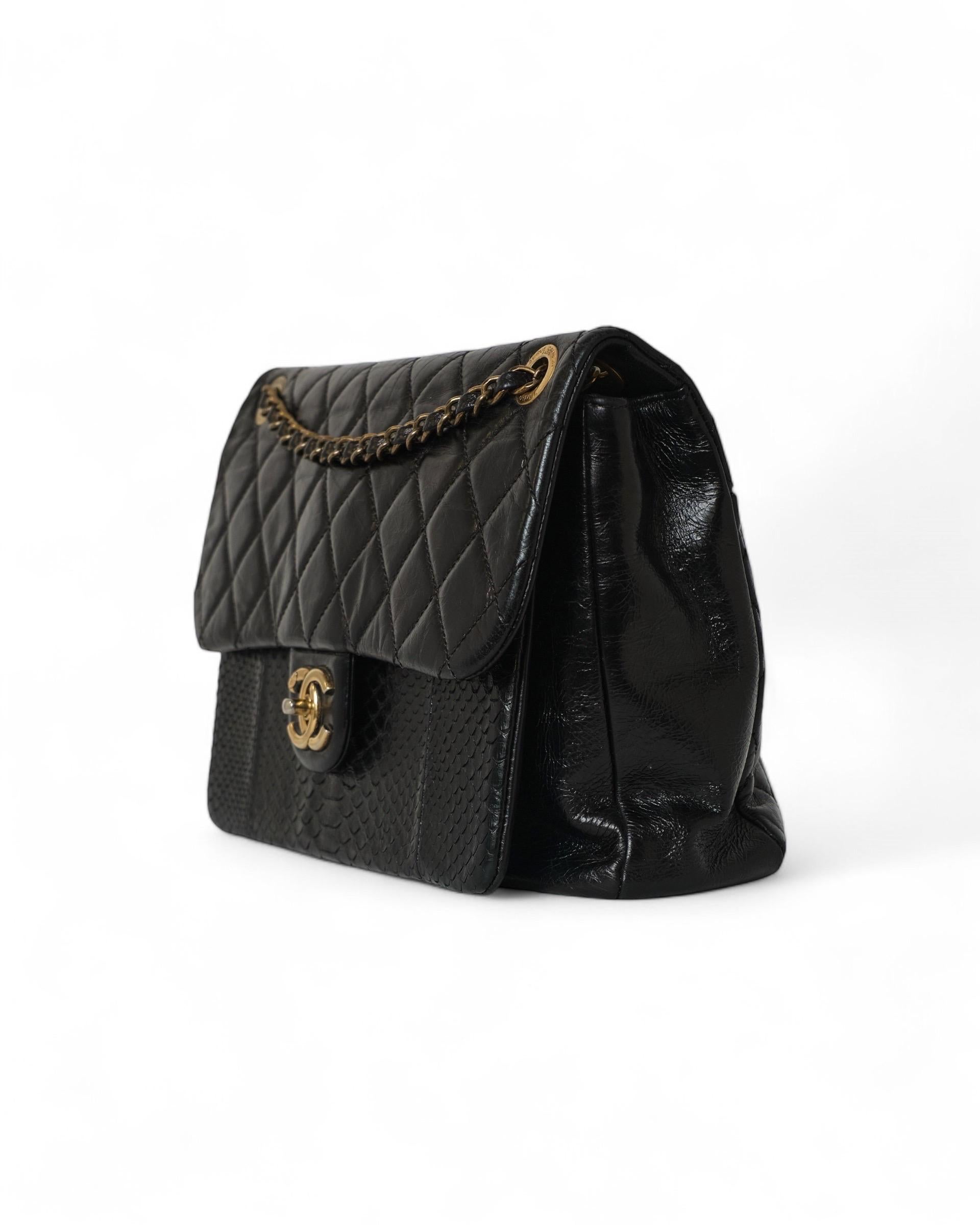 Chanel bag, Urban Mix model, made in black leather and golden hardware. Equipped with a flap with CC logo turn lock closure, internally lined in burgundy fabric, quite roomy. Equipped with a sliding shoulder strap in leather and braided chain, to