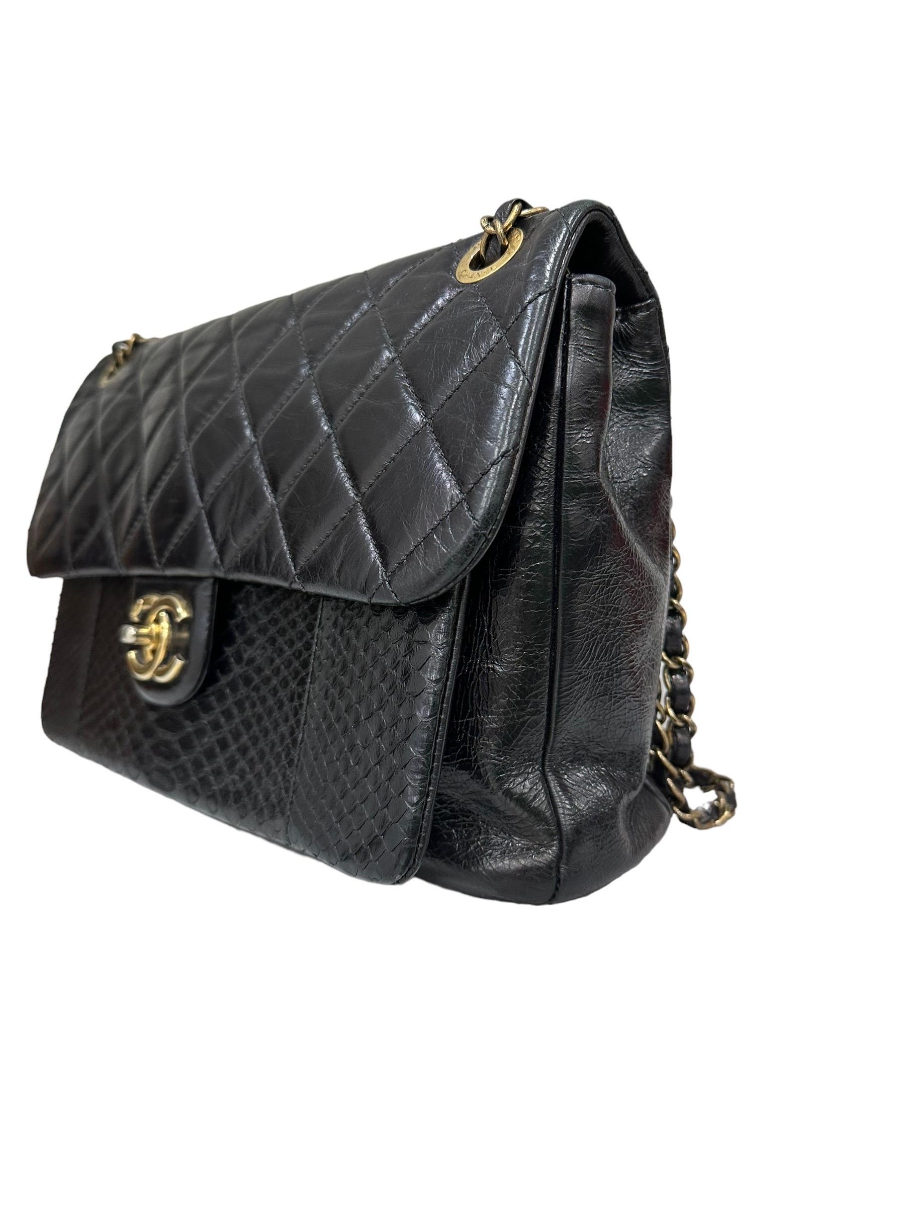 Chanel - Sac à bandoulière à rabat moyen Urban Mix en cuir matelassé noir et python Bon état - En vente à Torre Del Greco, IT