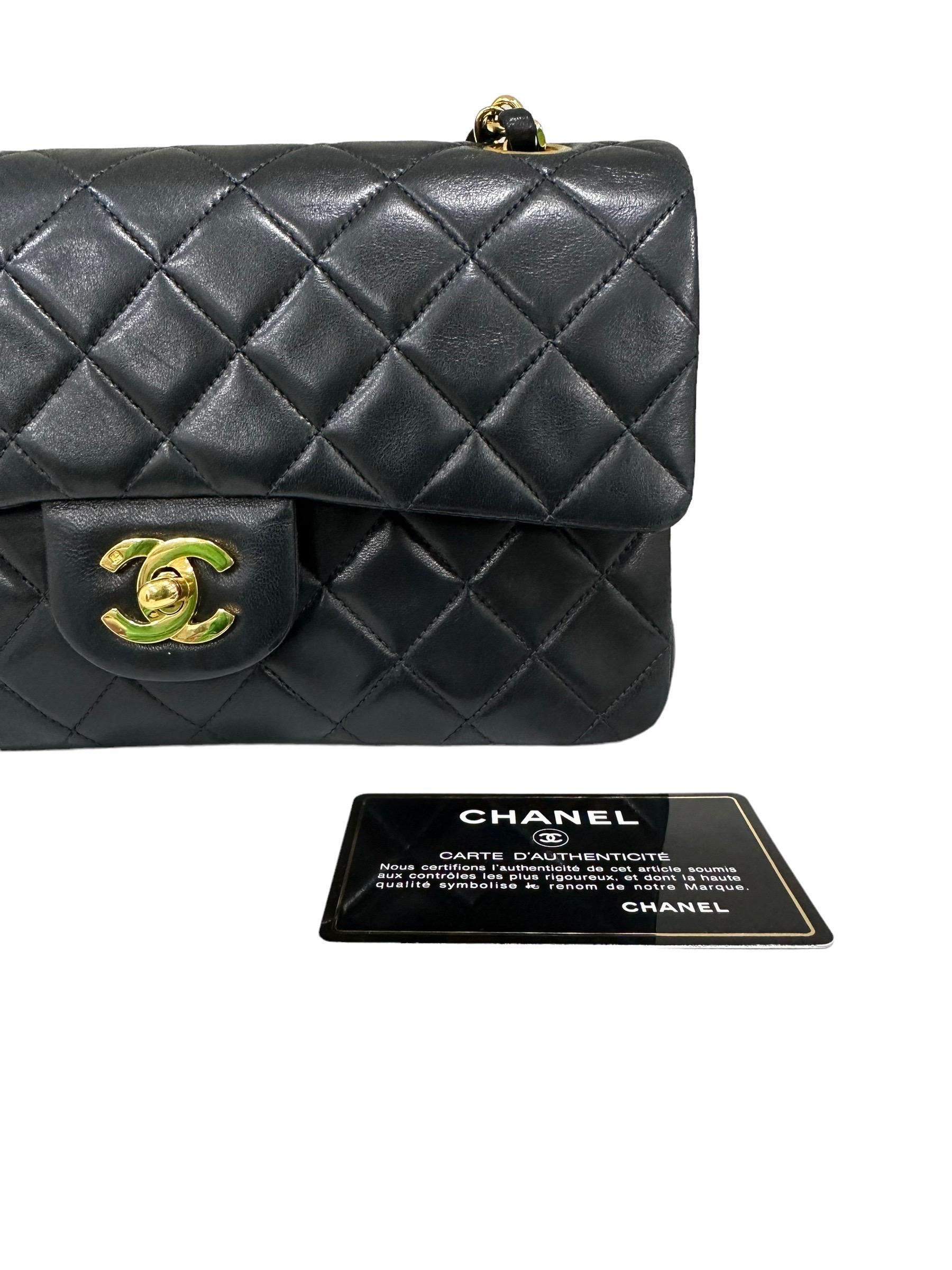 Chanel - Sac à bandoulière à rabat moyen Urban Mix en cuir matelassé noir et python Pour femmes en vente