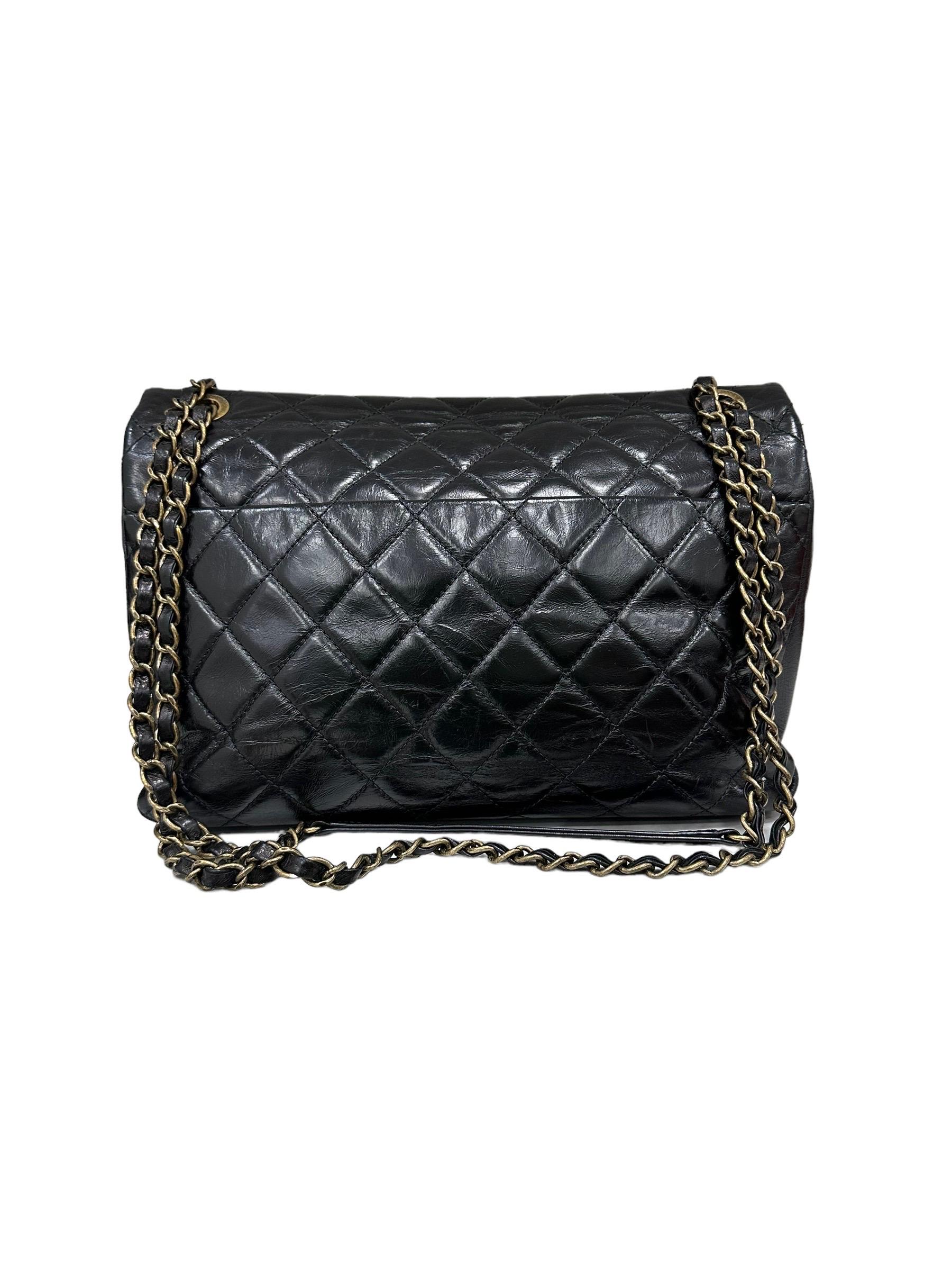 Chanel - Sac à bandoulière à rabat moyen Urban Mix en cuir matelassé noir et python en vente 1