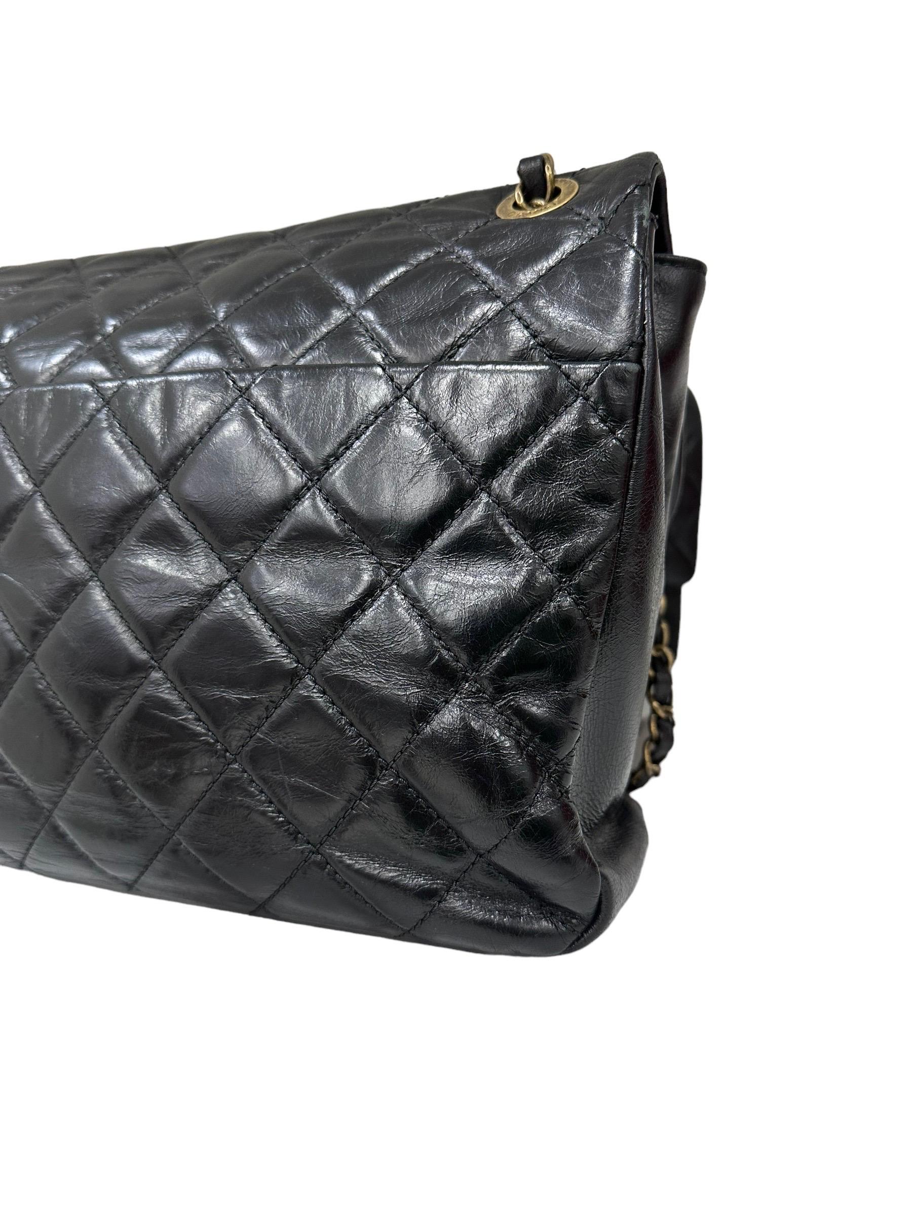 Chanel - Sac à bandoulière à rabat moyen Urban Mix en cuir matelassé noir et python en vente 4