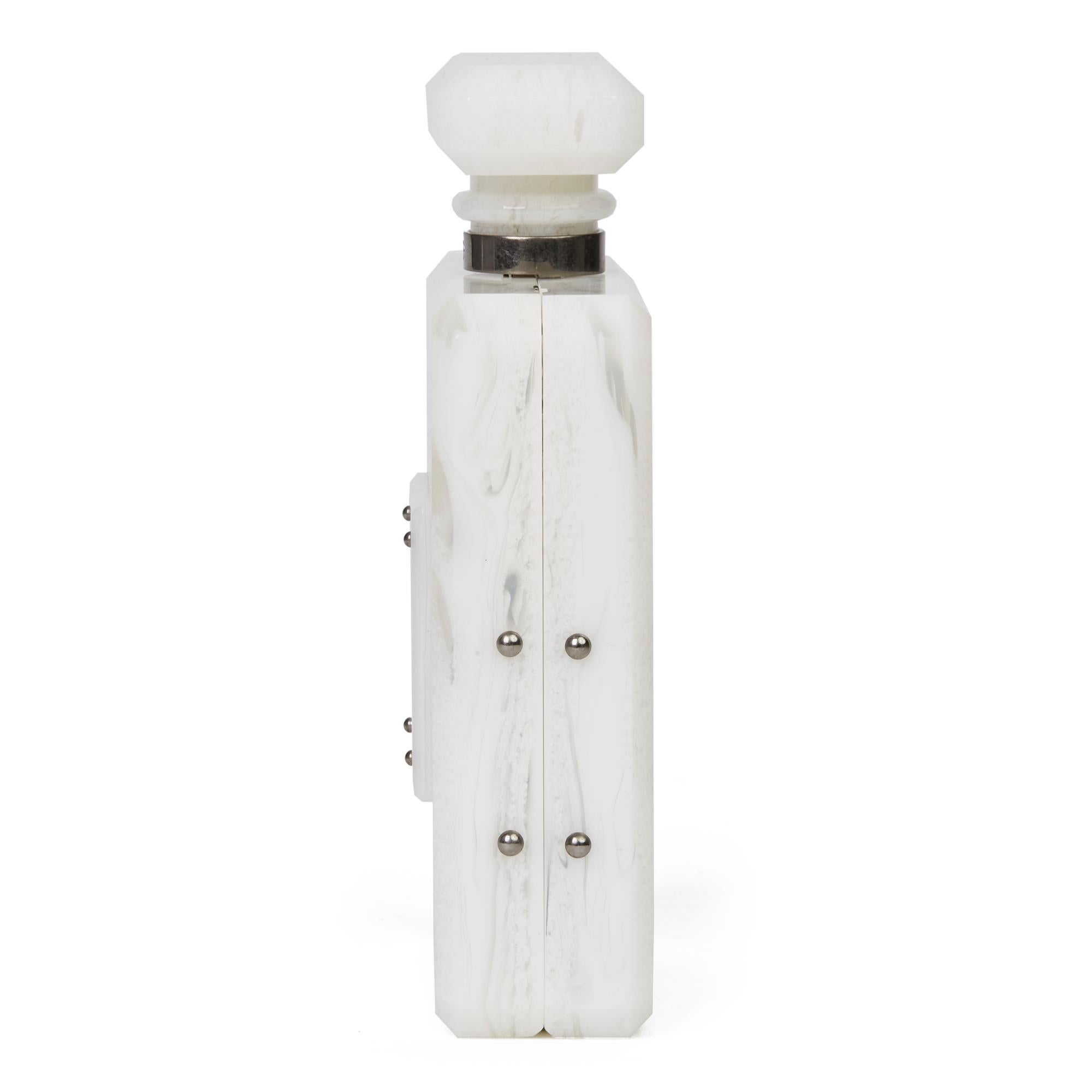 2016 Chanel Weißer Marmor Plexiglas Paris-Rom Parfümflasche Tasche (Grau) im Angebot