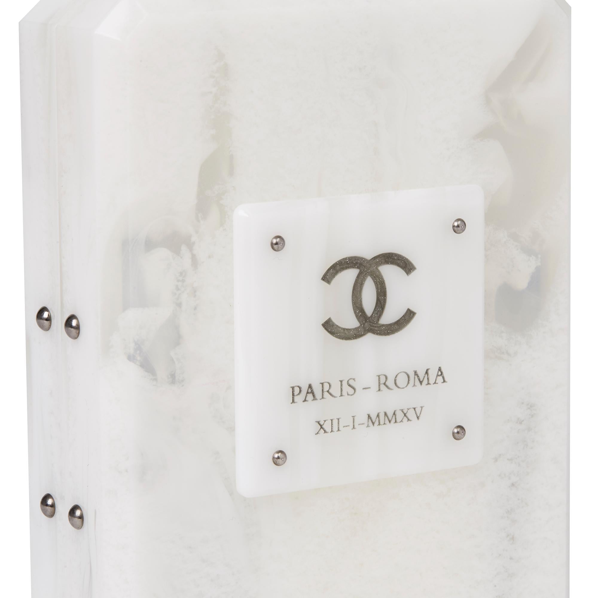 2016 Chanel Weißer Marmor Plexiglas Paris-Rom Parfümflasche Tasche im Angebot 1