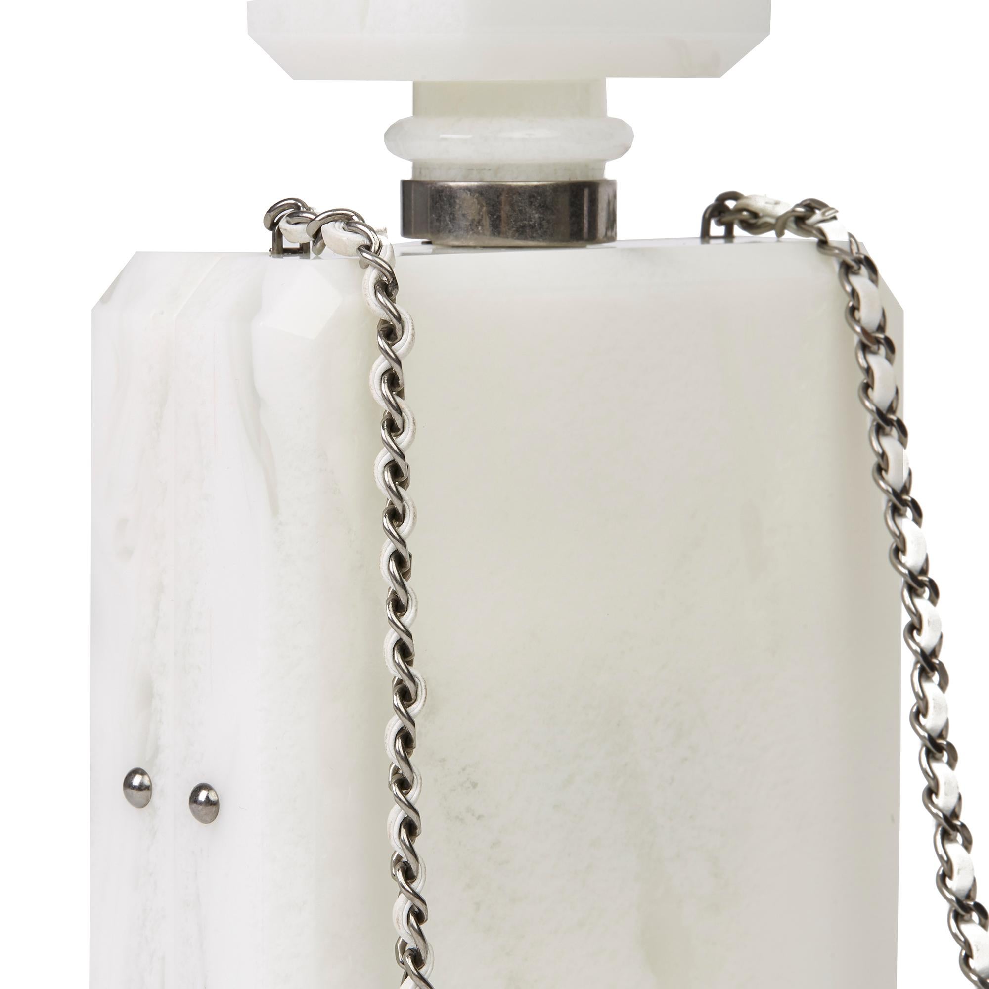 2016 Chanel Weißer Marmor Plexiglas Paris-Rom Parfümflasche Tasche im Angebot 3