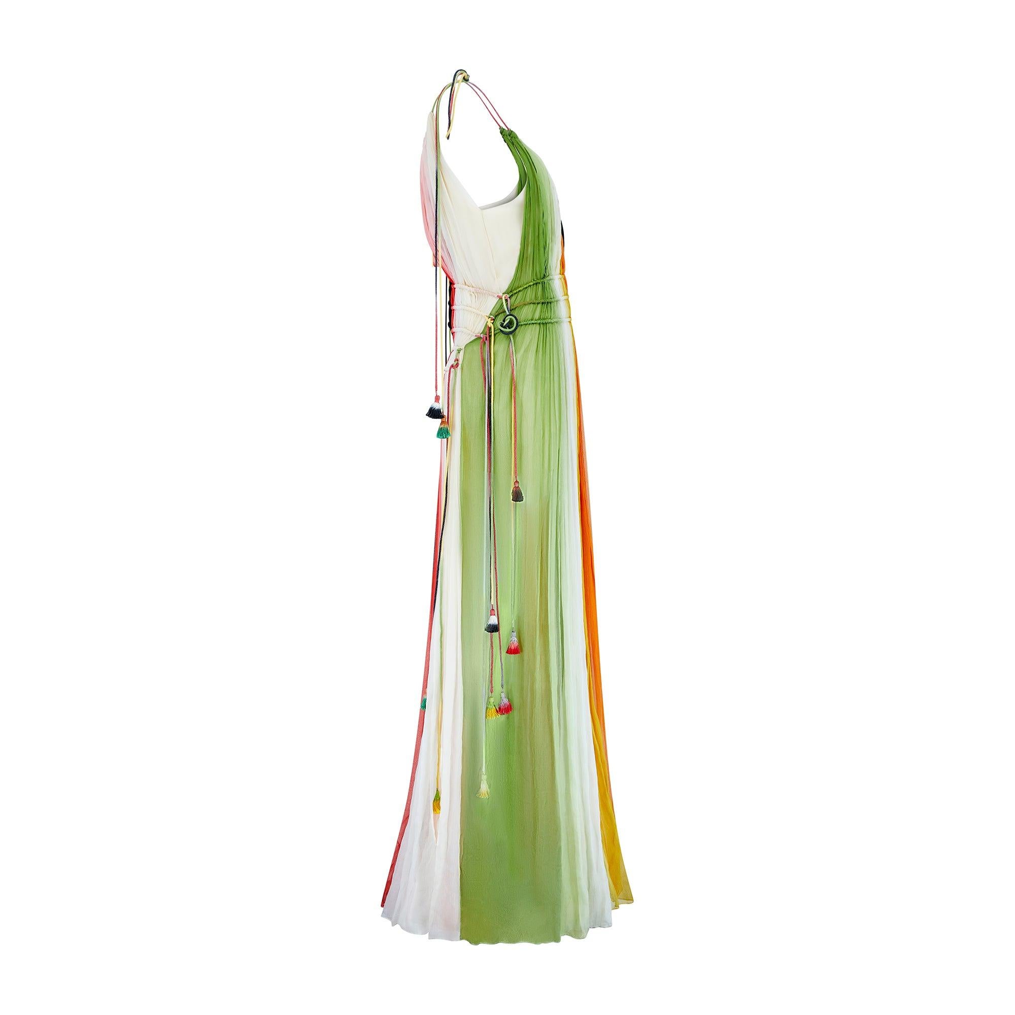 Cette robe arc-en-ciel flamboyante a défilé dans le cadre de la collection printemps 2016 de Chloé.  C'était le look le plus remarquable du numéro 24 et l'une des robes les plus mémorables de la saison.  La directrice de la création, Clare Waight
