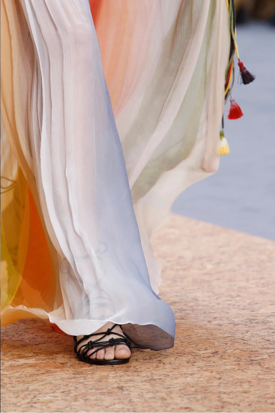 2016 Chloe Runway Documented Robe longue en mousseline arc-en-ciel en vente 3