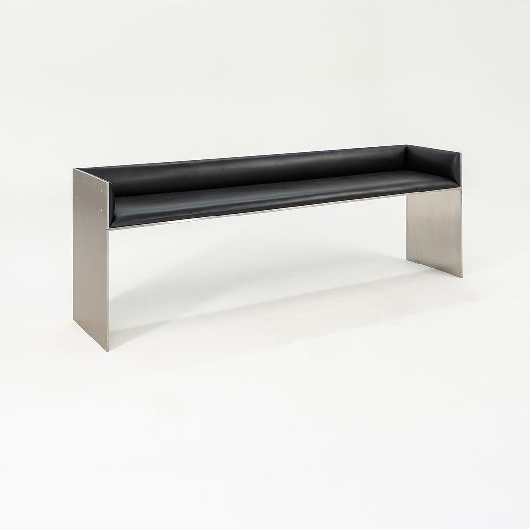 Si tratta di panchine in acciaio inox personalizzate, provenienti da un importante fondo speculativo di New York. Il prezzo indicato comprende una panchina, ma sono disponibili tre panchine coordinate. Queste panche sono dotate di sedute con