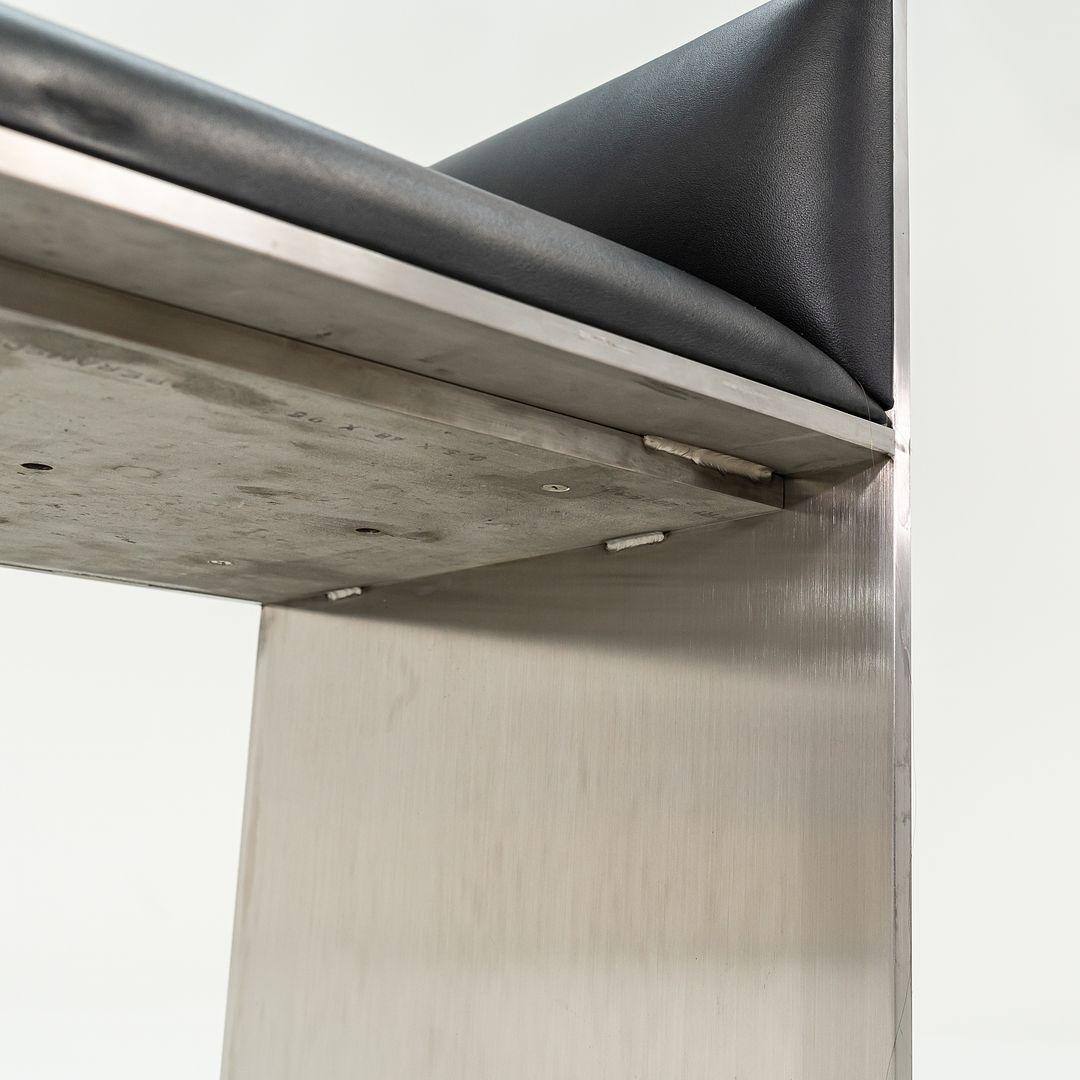 XXI secolo e contemporaneo 2016 Panchina personalizzata in acciaio inox spazzolato con rivestimento in pelle, 2 volte disponibile in vendita