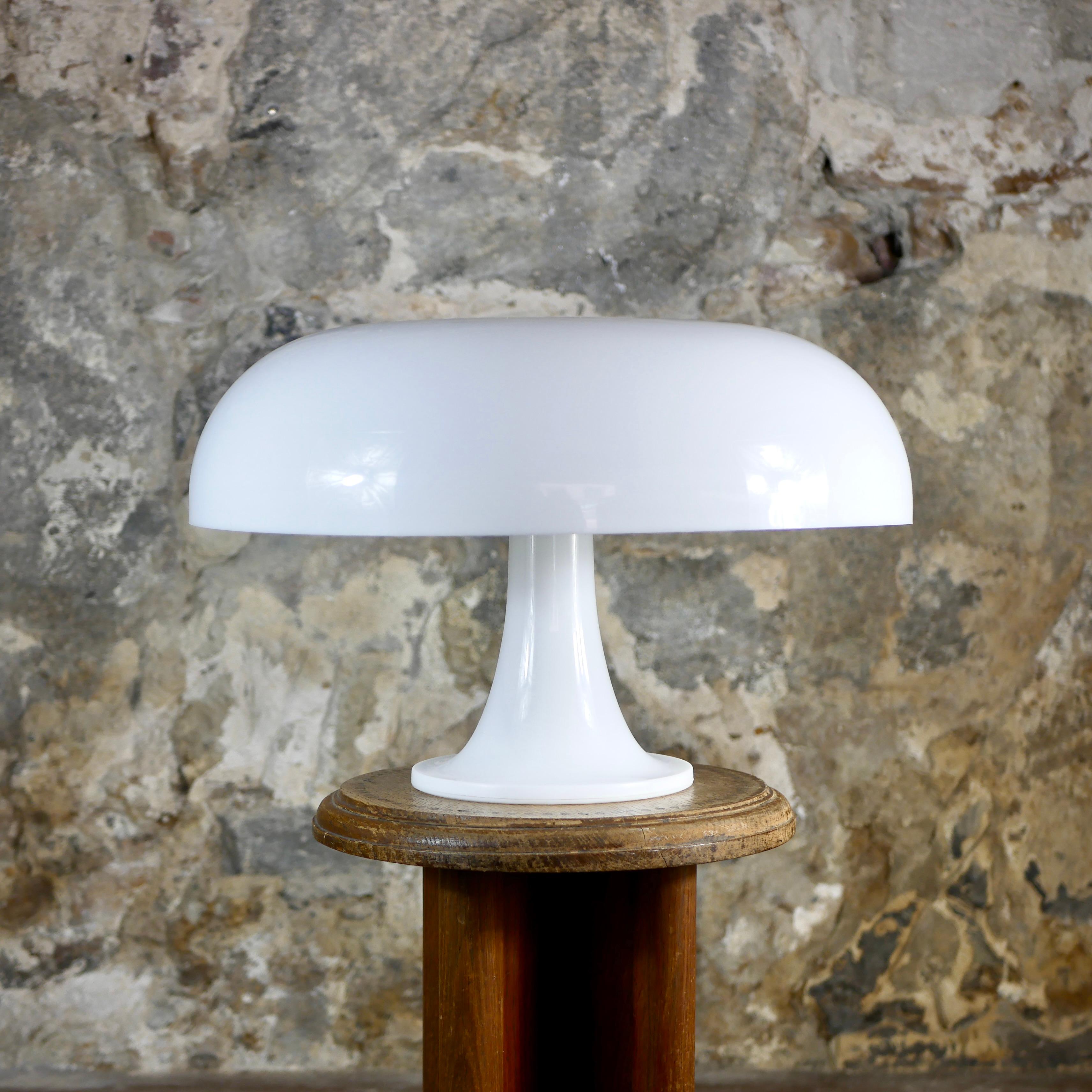 Nesso table lamp, designed by Giancarlo Mattioli del Gruppo Architteti Urbanisti Città Nuova for Artemide, Italy, in 1967.
Recent edition from 2016.
An iconic design, in good condition.
Dimensions : D54cm, H34cm
