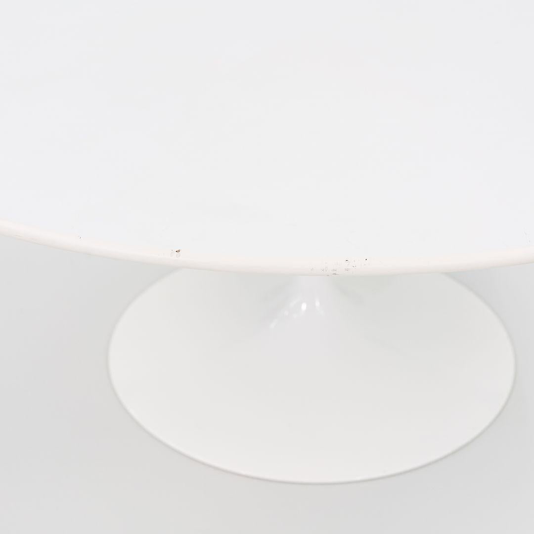 Il s'agit d'une table basse à piédestal Tulip, modèle 162TR, conçue à l'origine en 1956 par Eero Saarinen pour Knoll. Le prix indiqué comprend une table, et nous en avons deux disponibles à l'achat. Ces pièces ont été produites en 2016. Leurs bases