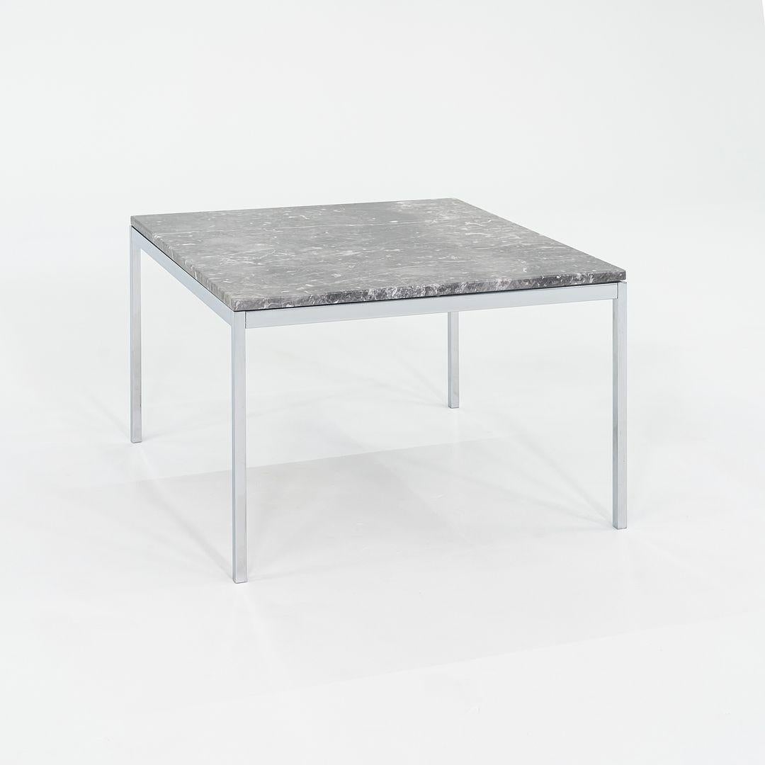 Es handelt sich um einen Tisch aus Stahl und Marmor, Modell 2515T, der ursprünglich von Florence Knoll für Knoll International im Jahr 1954 entworfen wurde. Dieses Beispiel stammt aus dem Jahr 2016. Das Design besteht aus einer quadratischen Platte