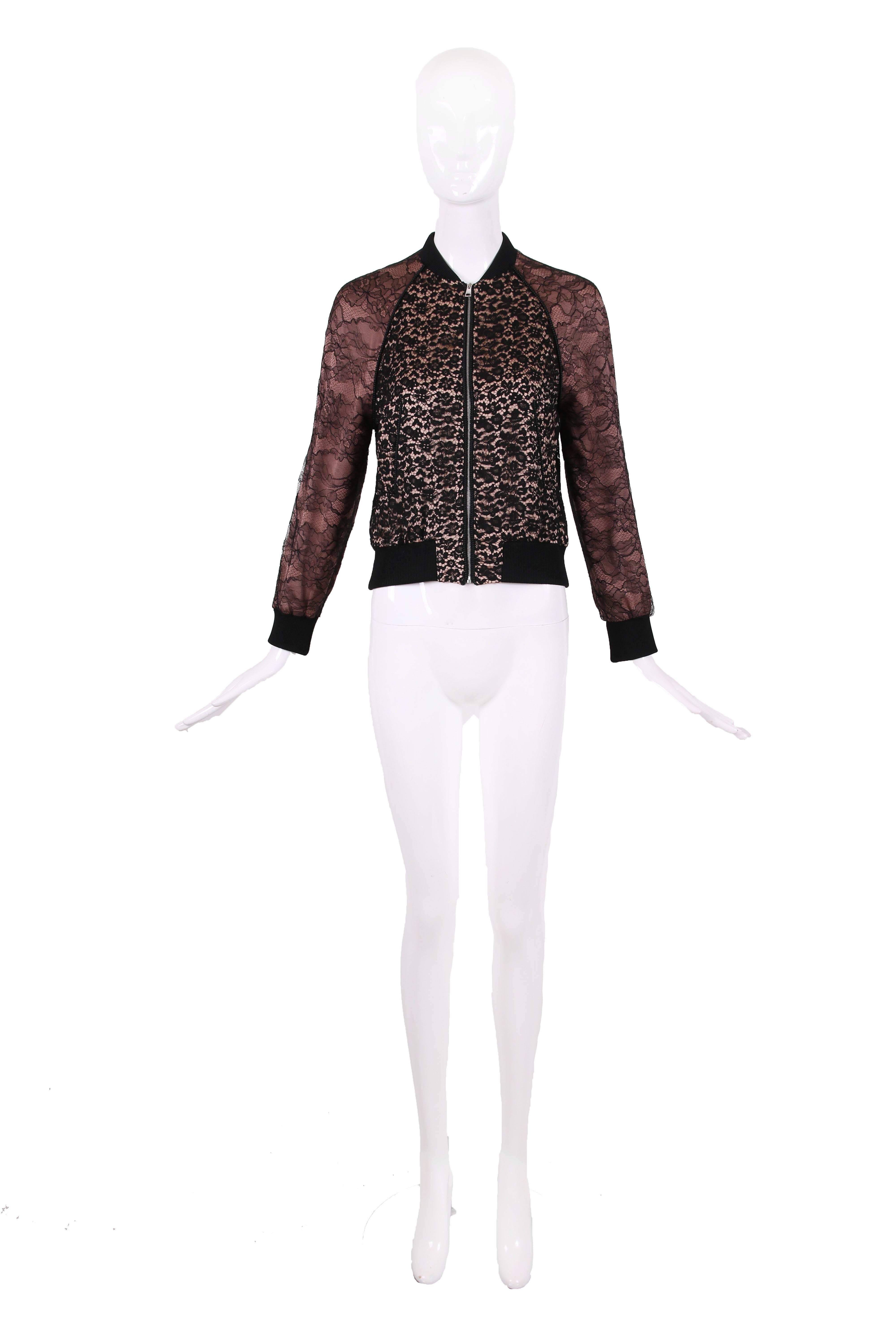 2016 Resort Collection Gucci staubige Rose mit schwarzer Spitze Overlay Bomberjacke. Die Jacke hat einen Stehkragen, zwei Leistentaschen an der Taille, Rippstrickbesatz an Taille, Kragen und Manschetten und einen silberfarbenen Metallreißverschluss