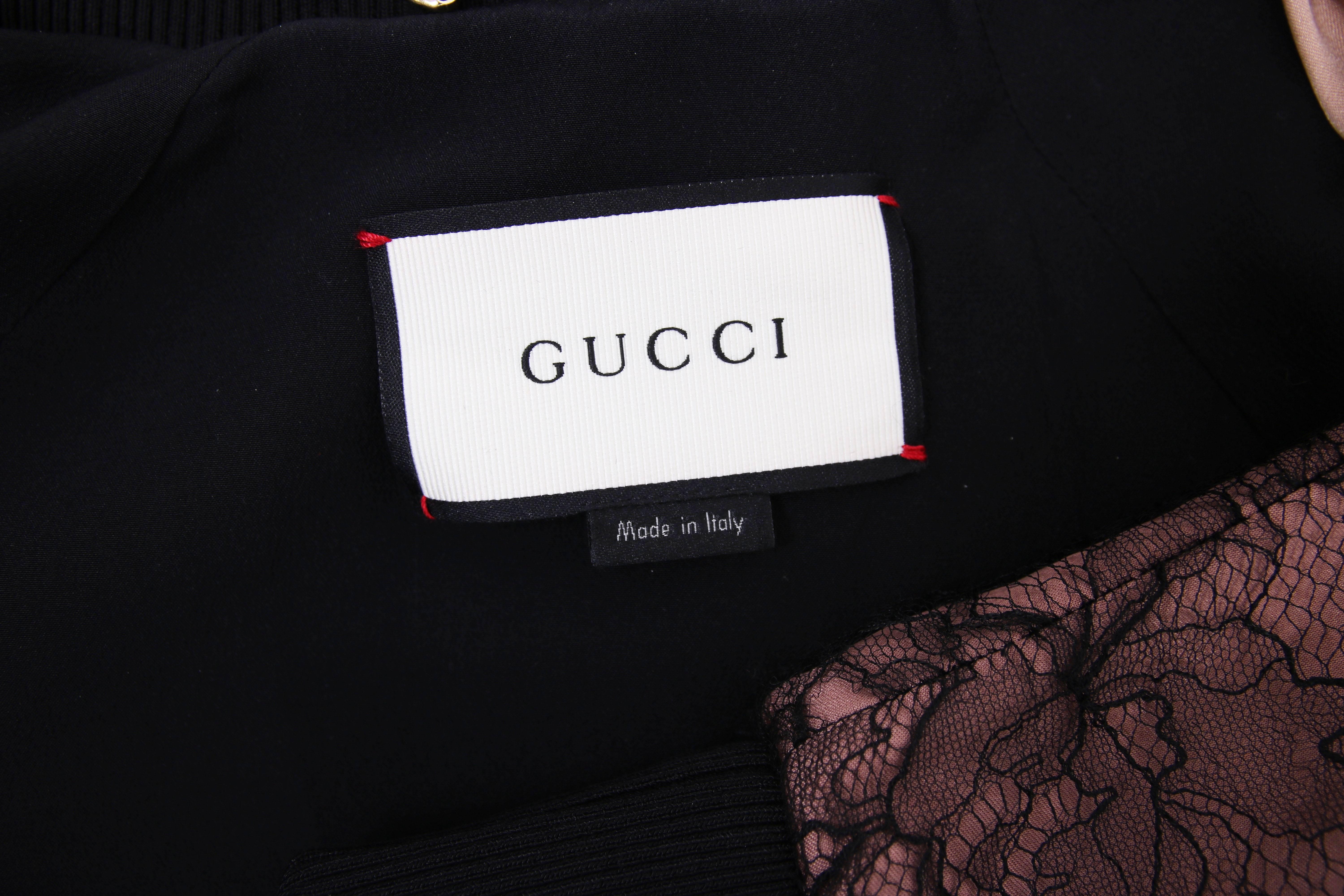 2016 Gucci Bomberjacke aus schwarzer und staubiger Rosenspitze im Angebot 2
