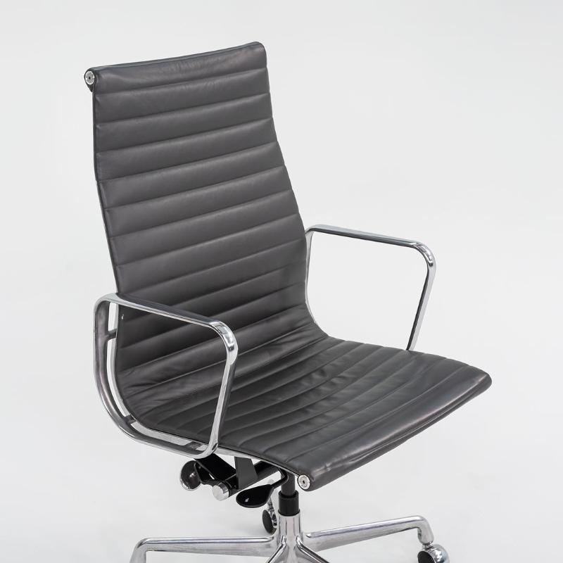 2016 Herman Miller Eames Aluminum Group Chefschreibtischstuhl aus grauem Leder im Angebot 3