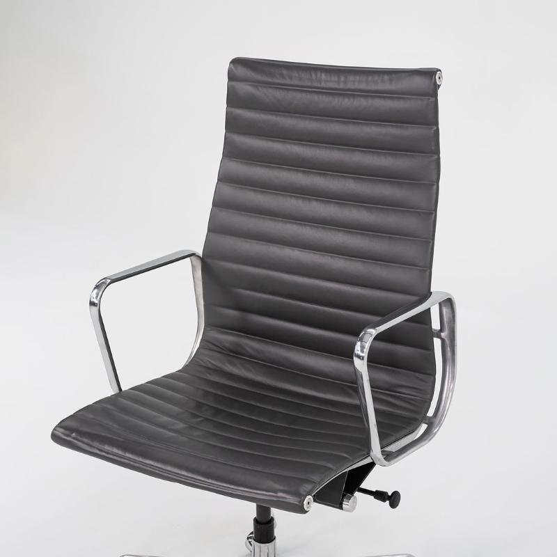 2016 Herman Miller Eames Aluminum Group Chefschreibtischstuhl aus grauem Leder im Angebot 4