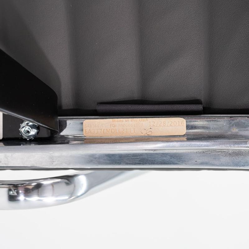 2016 Herman Miller Eames Aluminum Group Chefschreibtischstuhl aus grauem Leder im Angebot 5