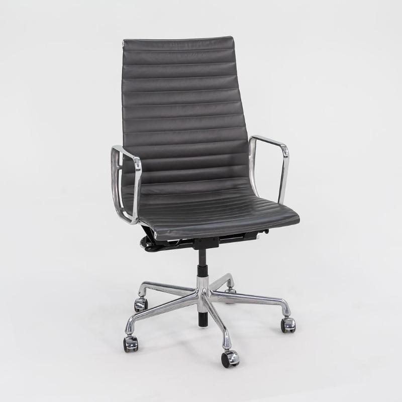 Dies ist ein Eames Aluminum Group Executive Schreibtischstuhl mit hoher Rückenlehne, Modell EA337, entworfen von Charles und Ray Eames und hergestellt von Herman Miller. Im Angebotspreis ist ein Stuhl enthalten, es können aber auch mehrere Stühle