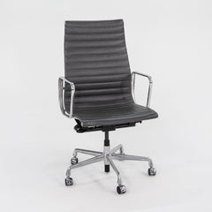 2016 Herman Miller Eames Aluminum Group Chefschreibtischstuhl aus grauem Leder