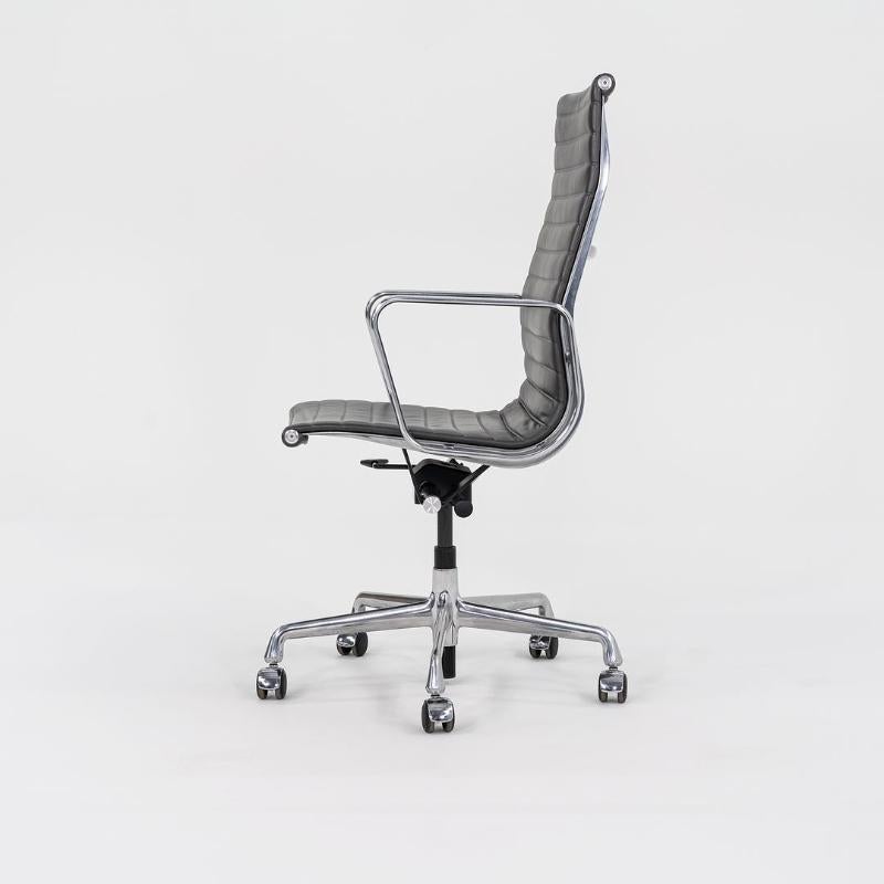 2016 Herman Miller Eames Aluminum Group Chefschreibtischstuhl aus grauem Leder (Moderne) im Angebot