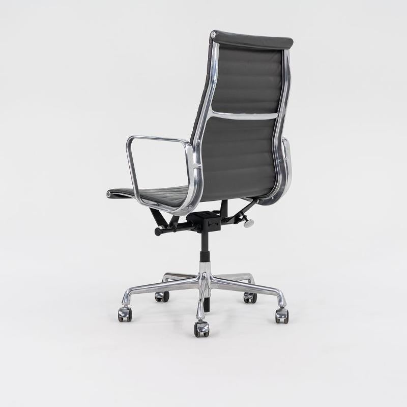 2016 Herman Miller Eames Aluminum Group Chefschreibtischstuhl aus grauem Leder (amerikanisch) im Angebot