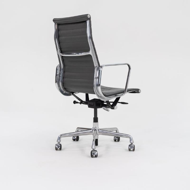 2016 Herman Miller Eames Aluminum Group Chefschreibtischstuhl aus grauem Leder (21. Jahrhundert und zeitgenössisch) im Angebot