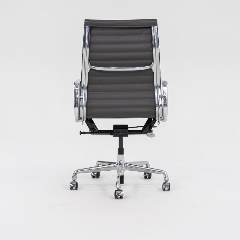 2016 Herman Miller Eames Aluminum Group Chefschreibtischstuhl aus grauem Leder (Aluminium) im Angebot
