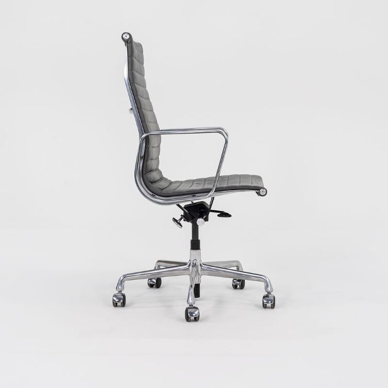 2016 Herman Miller Eames Aluminum Group Chefschreibtischstuhl aus grauem Leder im Angebot 1