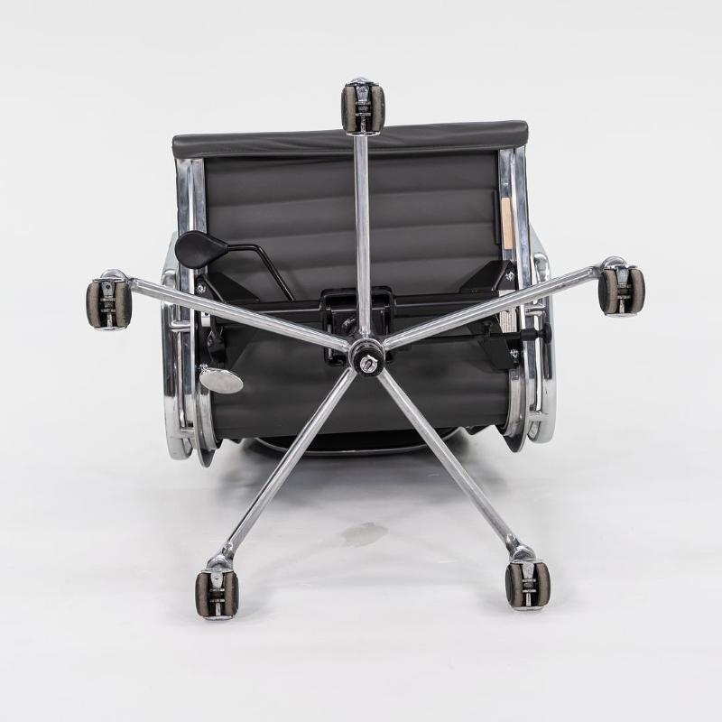 2016 Herman Miller Eames Aluminum Group Chefschreibtischstuhl aus grauem Leder im Angebot 2