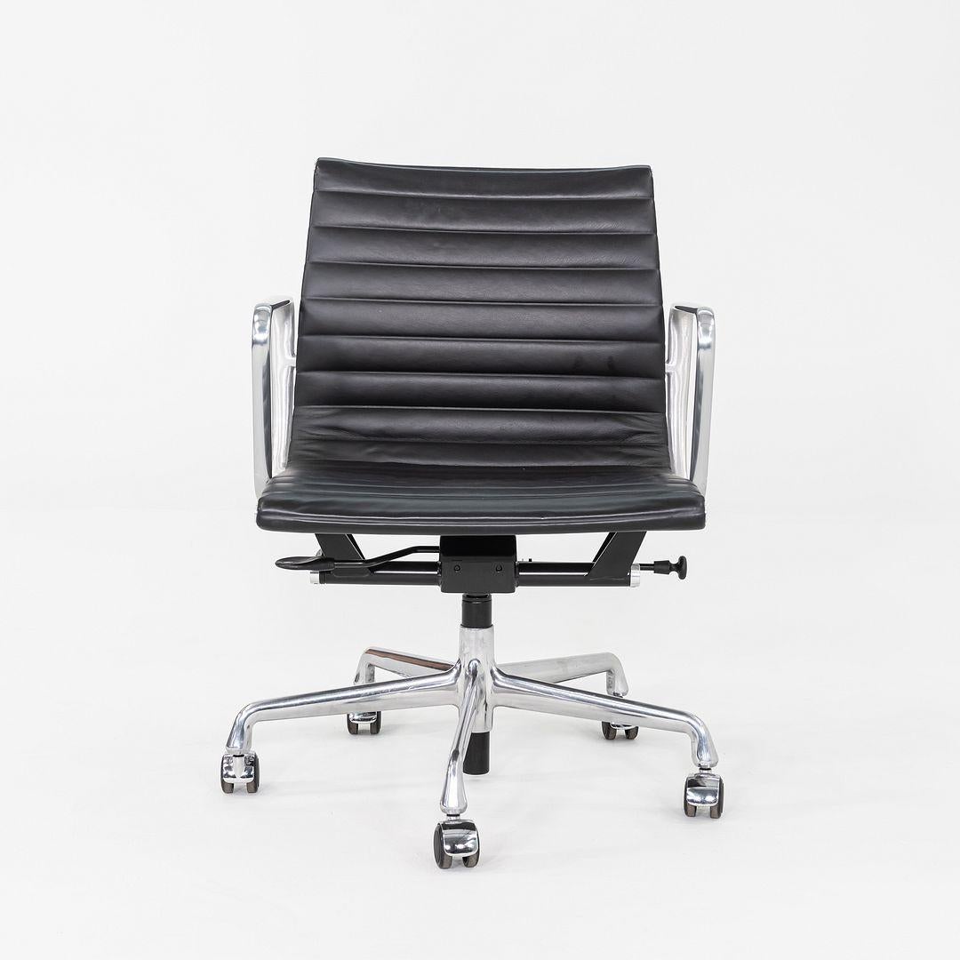2016 Herman Miller Eames Aluminum Group Management Desk Chair w/ Pneumatic Bases (chaise de bureau en aluminium pour la gestion de groupe) en vente 3