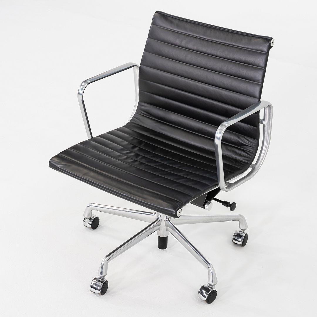 2016 Herman Miller Eames Aluminum Group Management Desk Chair w/ Pneumatic Bases (chaise de bureau en aluminium pour la gestion de groupe) en vente 4