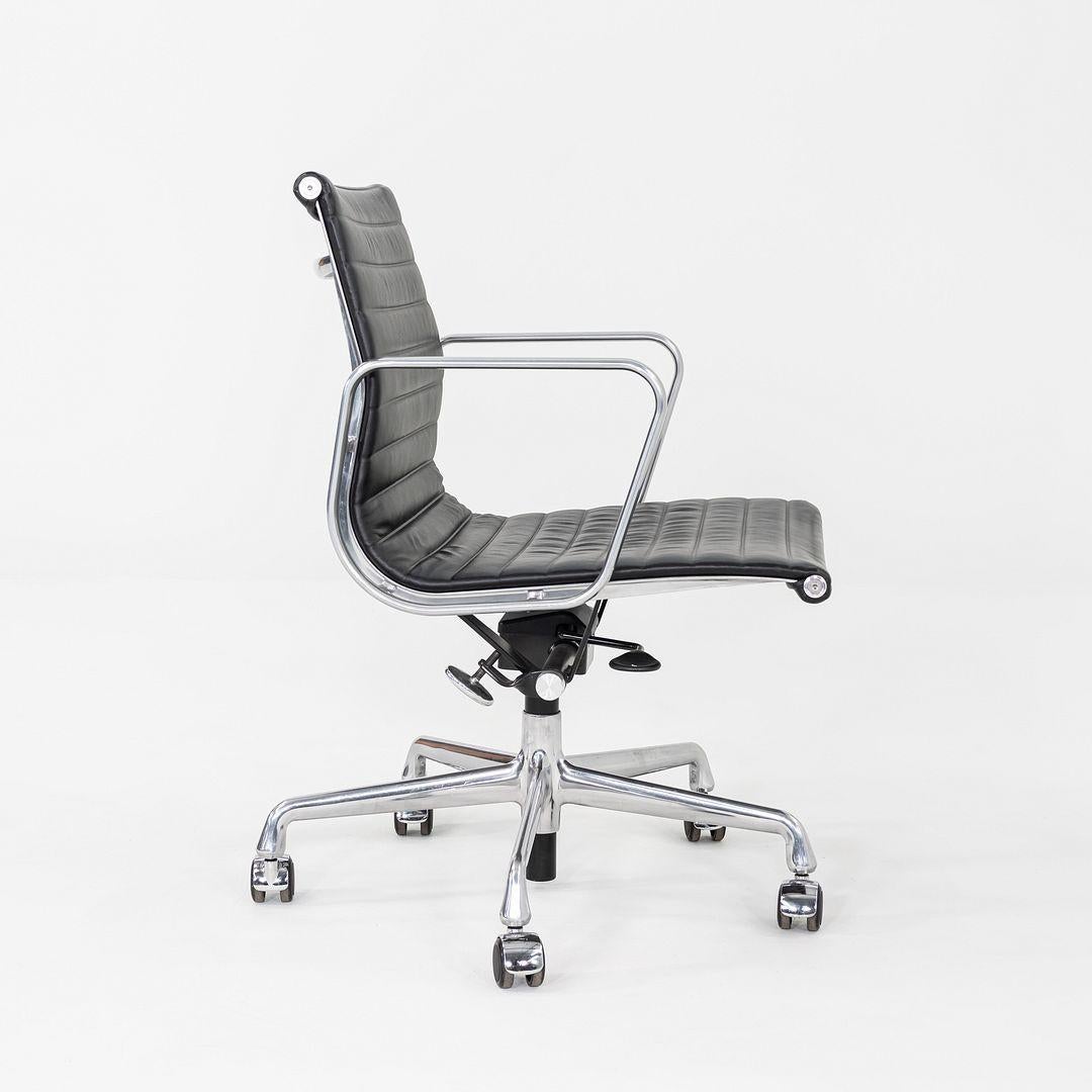 Il s'agit d'une chaise de bureau Eames Aluminum Group Management, modèle EA335, conçue à l'origine par Charles et Ray Eames pour Herman Miller en 1958. Ces exemples particuliers datent de 2016. Leur conception comprend un cadre en aluminium solide