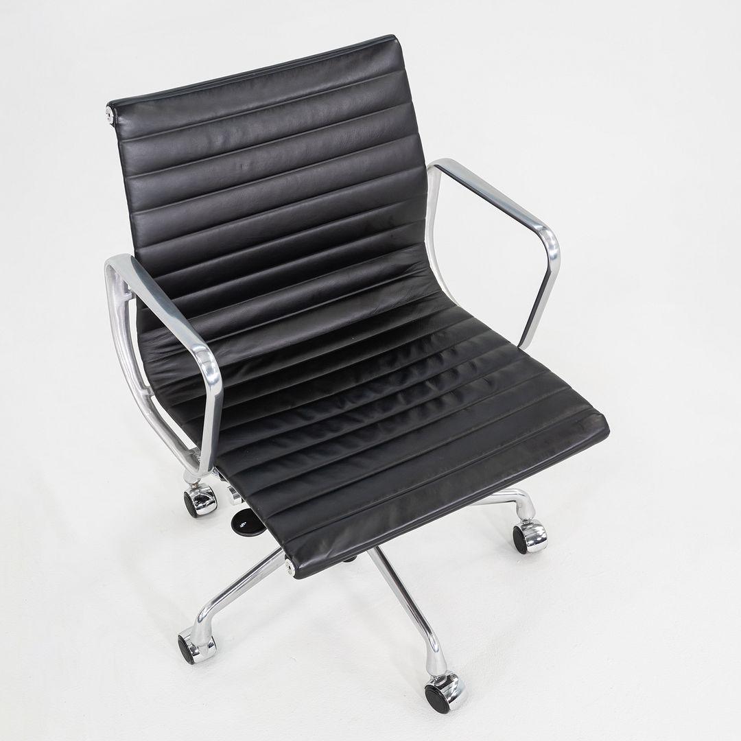 Moderne 2016 Herman Miller Eames Aluminum Group Management Desk Chair w/ Pneumatic Bases (chaise de bureau en aluminium pour la gestion de groupe) en vente
