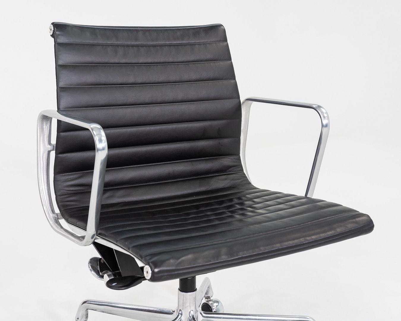 Américain 2016 Herman Miller Eames Aluminum Group Management Desk Chair w/ Pneumatic Bases (chaise de bureau en aluminium pour la gestion de groupe) en vente