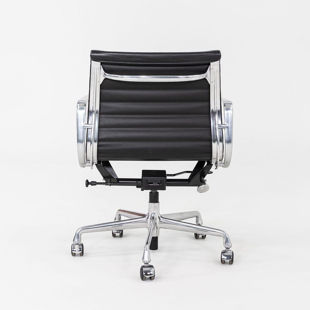 XXIe siècle et contemporain 2016 Herman Miller Eames Aluminum Group Management Desk Chair w/ Pneumatic Bases (chaise de bureau en aluminium pour la gestion de groupe) en vente