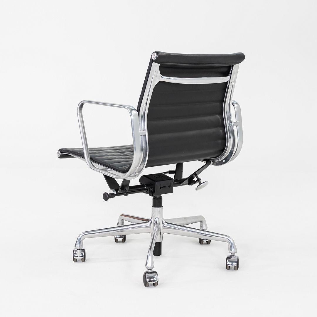 Cuir 2016 Herman Miller Eames Aluminum Group Management Desk Chair w/ Pneumatic Bases (chaise de bureau en aluminium pour la gestion de groupe) en vente