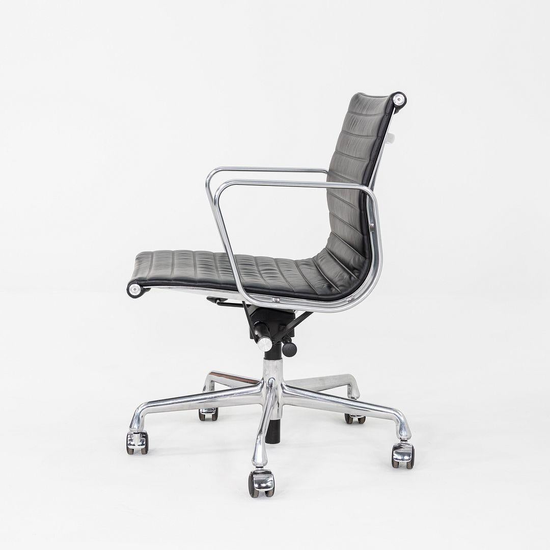 2016 Herman Miller Eames Aluminum Group Management Desk Chair w/ Pneumatic Bases (chaise de bureau en aluminium pour la gestion de groupe) en vente 1