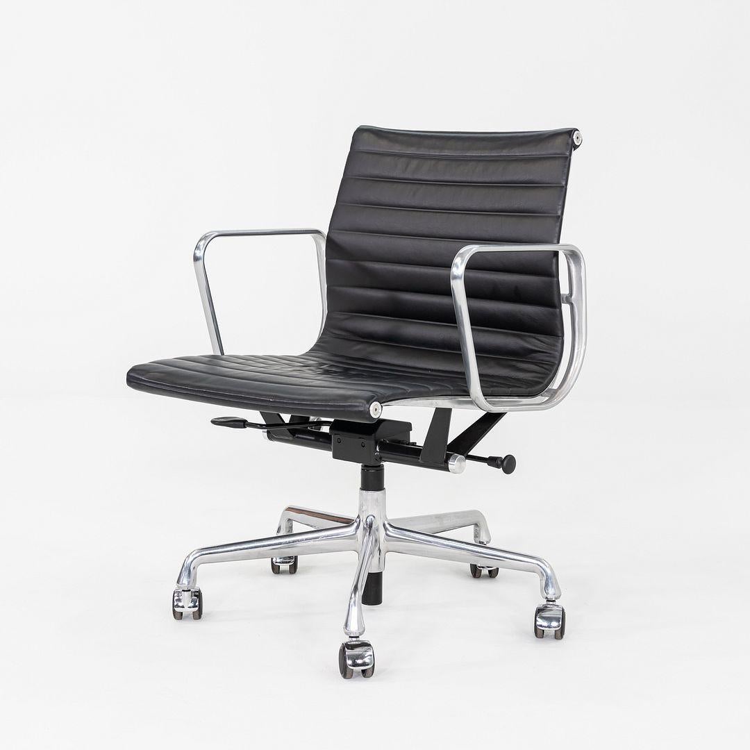 2016 Herman Miller Eames Aluminum Group Management Desk Chair w/ Pneumatic Bases (chaise de bureau en aluminium pour la gestion de groupe) en vente 2
