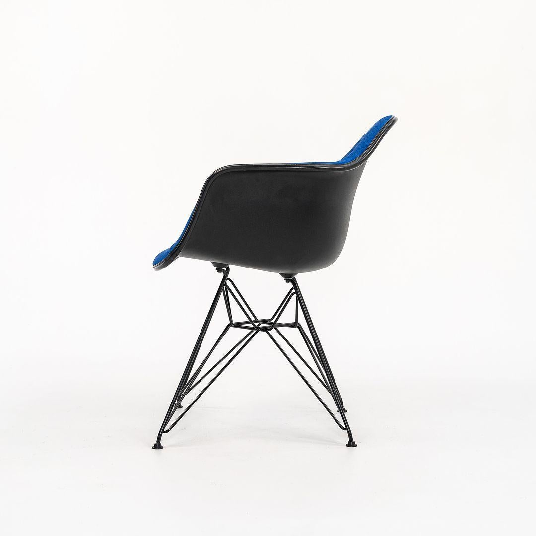 2016 Herman Miller Eames DAR Esszimmerstuhl aus Fiberglas in Blau, 3x verfügbar im Angebot 3