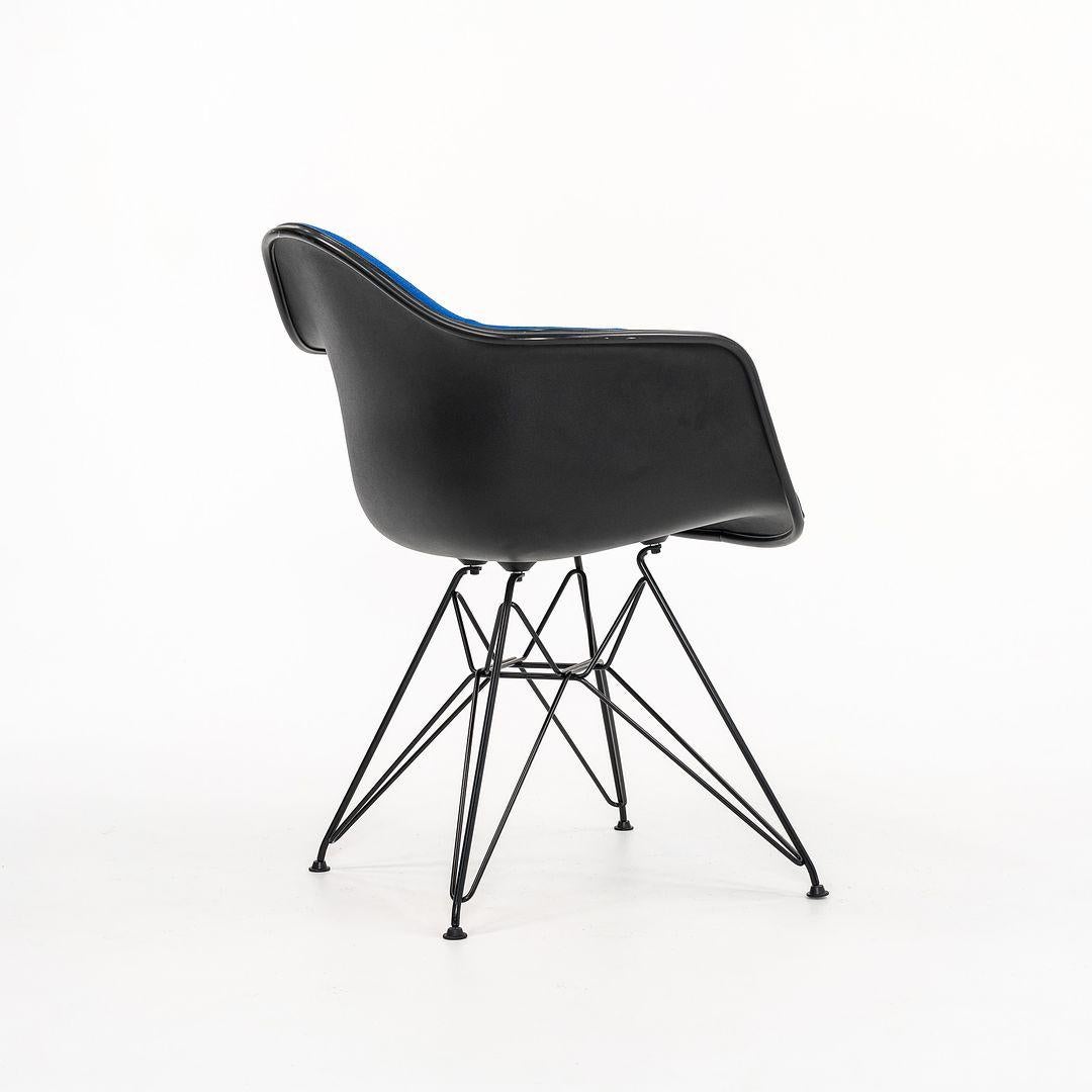 2016 Herman Miller Eames DAR Esszimmerstuhl aus Fiberglas in Blau, 3x verfügbar (Moderne) im Angebot
